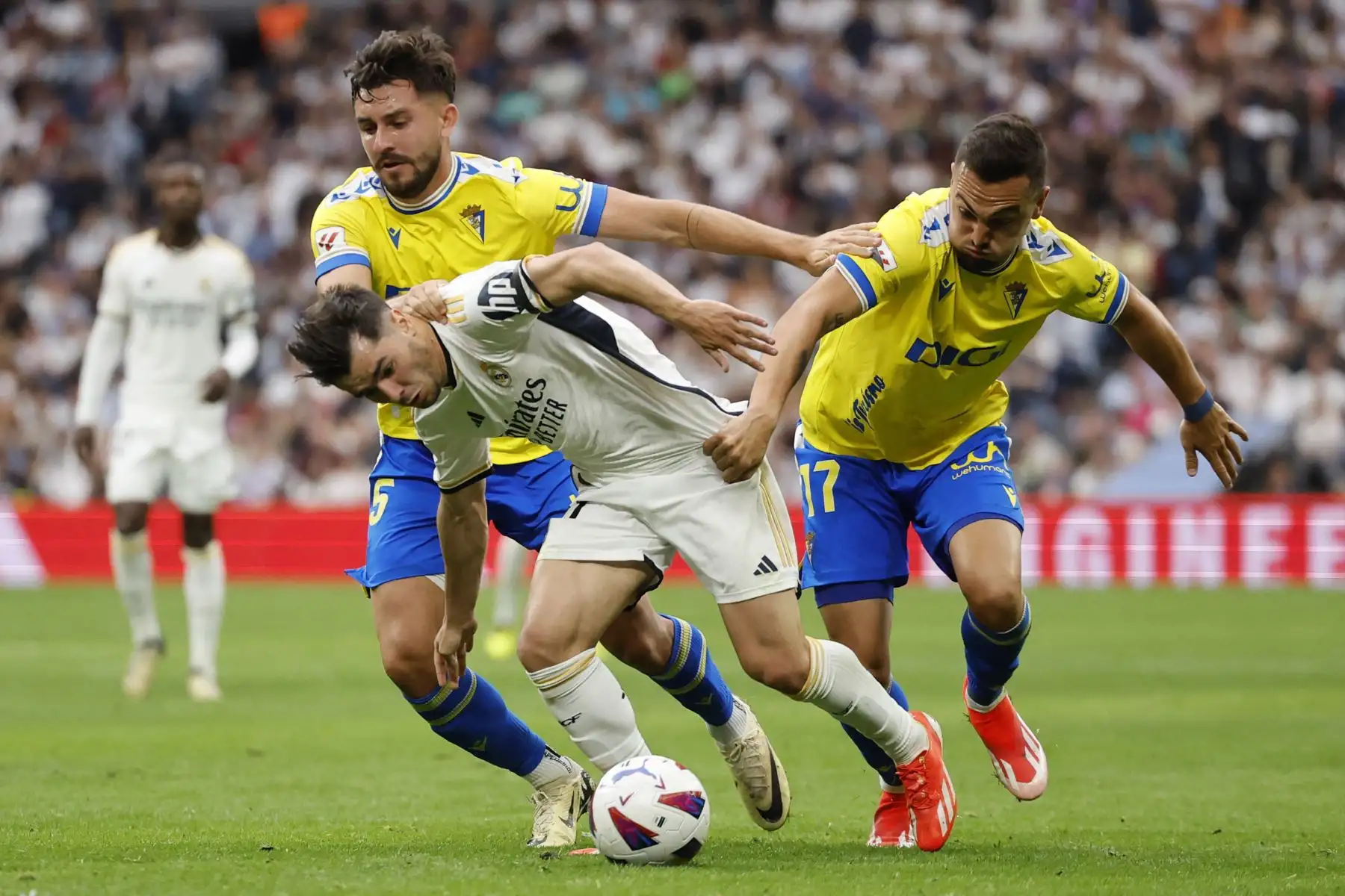 El delantero español del Real Madrid Brahim Díaz compite por el balón con el defensor español del Cádiz Víctor Chust y el centrocampista argentino del Cádiz Gonzalo Escalante durante el partido de fútbol de la liga española entre el Real Madrid CF y el Cádiz CF. Foto: ANDINA/AFP
