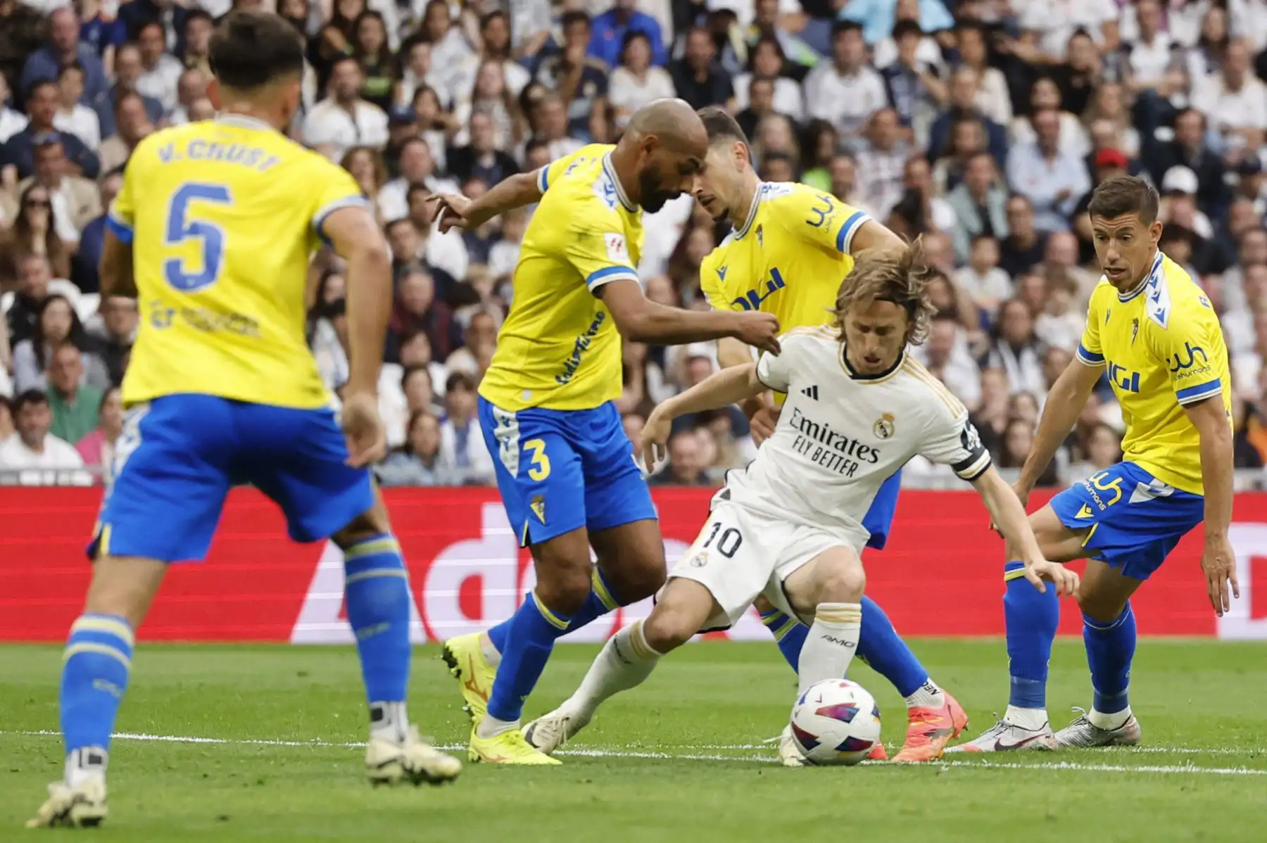 El centrocampista croata del Real Madrid Luka Modric y el defensor español del Cádiz Fali compiten por el balón durante el partido de fútbol de la liga española entre el Real Madrid CF y el Cádiz CF. Foto: ANDINA//AFP
