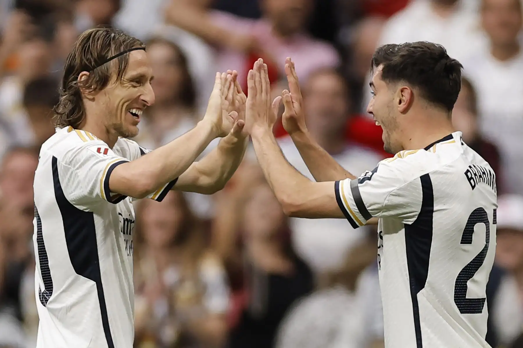 El delantero español del Real Madrid  Brahim Díaz celebra marcar el gol inicial, con el mediocampista croata del Real Madrid Luka Modric, durante el partido de fútbol de la liga española entre el Real Madrid CF y el Cádiz CF.
Foto: ANDINA/AFP