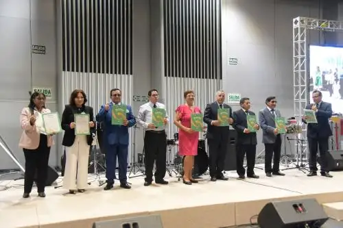 Los docentes homenajeados destacaron por su labor en innovación pedagógica, inclusión, liderazgo y apoyo a los estudiantes. Recibieron certificados de reconocimiento a la excelencia por su entrega profesional en las aulas y su compromiso con la educación de calidad.