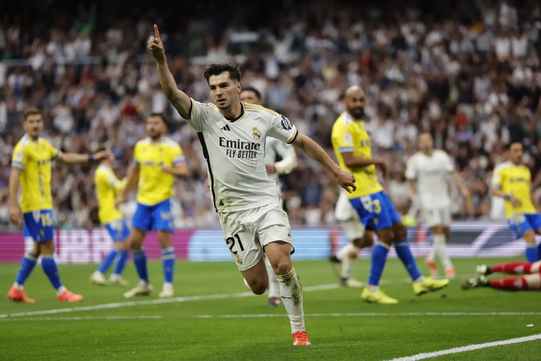 El delantero español del Real Madrid, Brahim Díaz, celebra marcar el gol inicial durante el partido de fútbol de la liga española entre el Real Madrid CF y el Cádiz CF. 
Foto: ANDINA/AFP