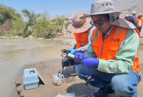 Autoridades y pobladores de las provincias arequipeñas de Castilla y Caylloma participaron en el recojo de muestras en 10 puntos de monitoreo de calidad, como parte del programa de Monitoreo Ambiental Participativo (MAP) 2024 que promueve el proyecto Zafranal.
