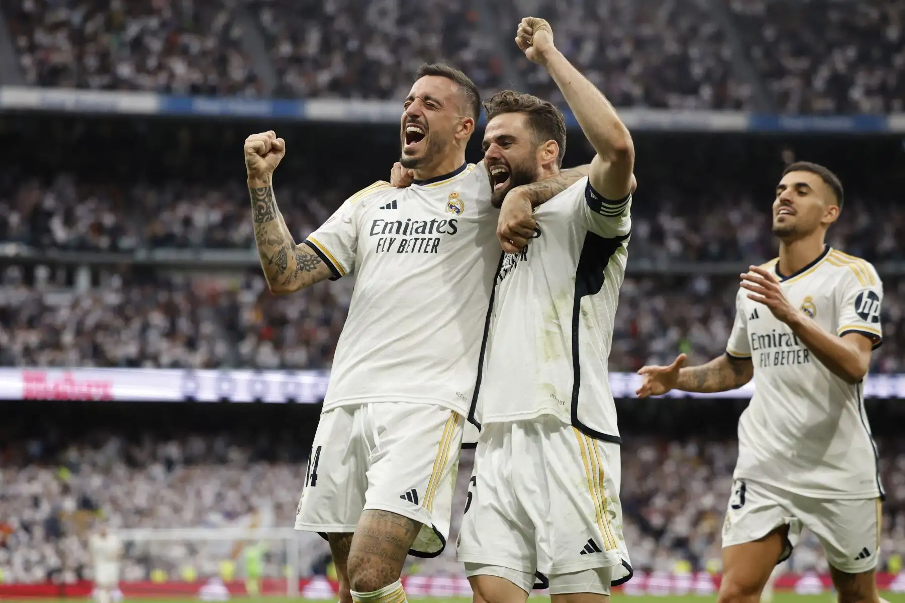 El delantero español del Real Madrid Joselu celebra marcar el tercer gol de su equipo, con el defensor español del Real Madrid Nacho Fernández, durante el partido de fútbol de la liga española entre el Real Madrid CF y el Cádiz CF. 
Foto: ANDINA/ AFP