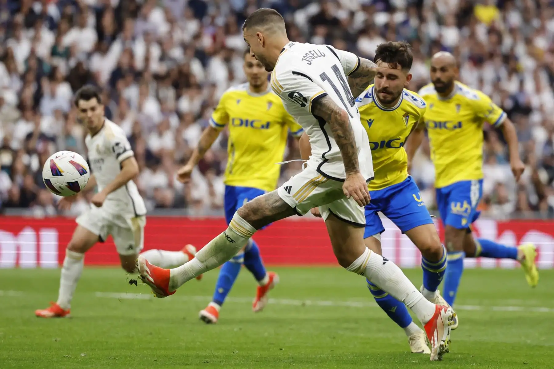 El delantero español del Real Madrid  Joselu dispara a portería durante el partido de fútbol de la liga española entre el Real Madrid CF y el Cádiz CF.
Foto: ANDINA/AFP