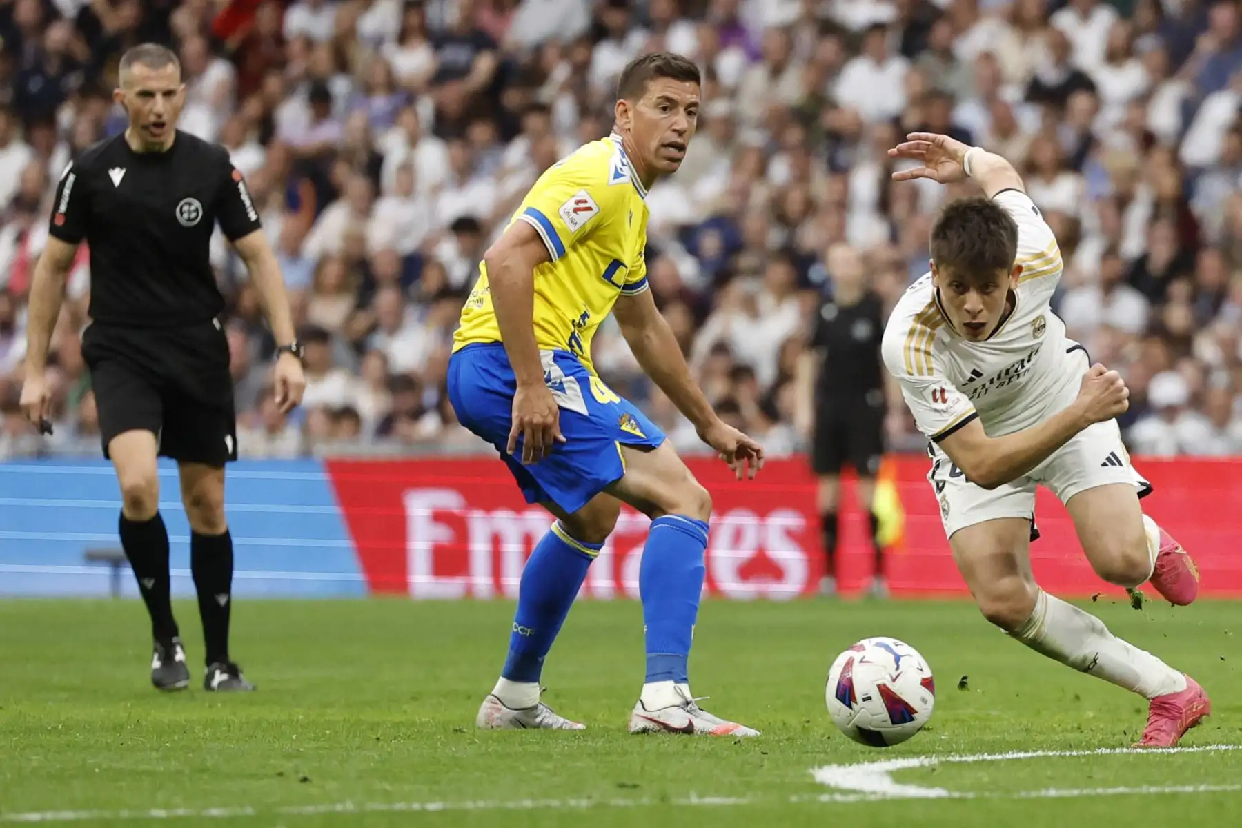 El centrocampista español del Cádiz Rubén Alcaraz y el centrocampista turco del Real Madrid Arda Guler compiten por el balón durante el partido de fútbol de la liga española entre el Real Madrid CF. 
Foto: ANDINA/AFP