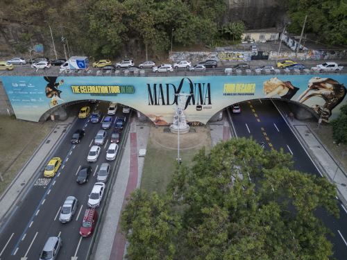 Vista aérea que muestra un anuncio de la estrella pop estadounidense Madonna muestra el túnel de Leme en Río de Janeiro, Brasil, el 3 de mayo de 2024, en vísperas de un mega concierto gratuito para cerrar su gira 