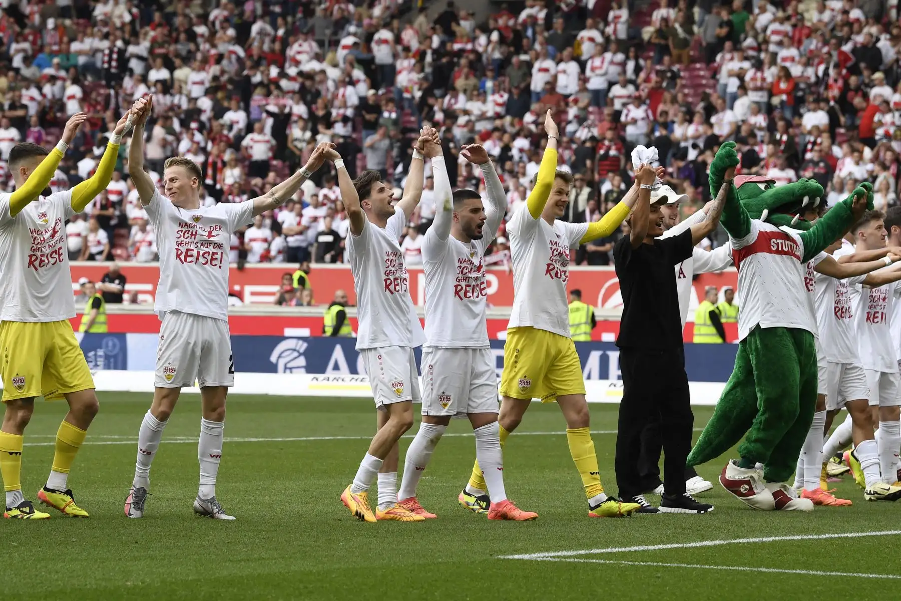 Los jugadores de Stuttgart celebran con los aficionados al final del partido de fútbol de la Bundesliga alemana de primera división entre el VfB Stuttgart y el FC Bayern Munich.
Foto: ANDINA/AFP