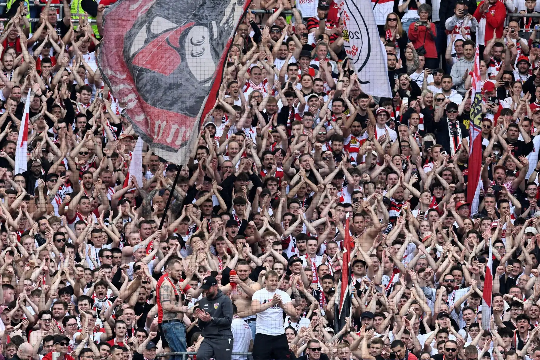 Los aficionados de Stuttgart celebran con los jugadores al final del partido de fútbol de la Bundesliga alemana de primera división entre el VfB Stuttgart y el FC Bayern Munich. 
Foto: ANDINA/ AFP