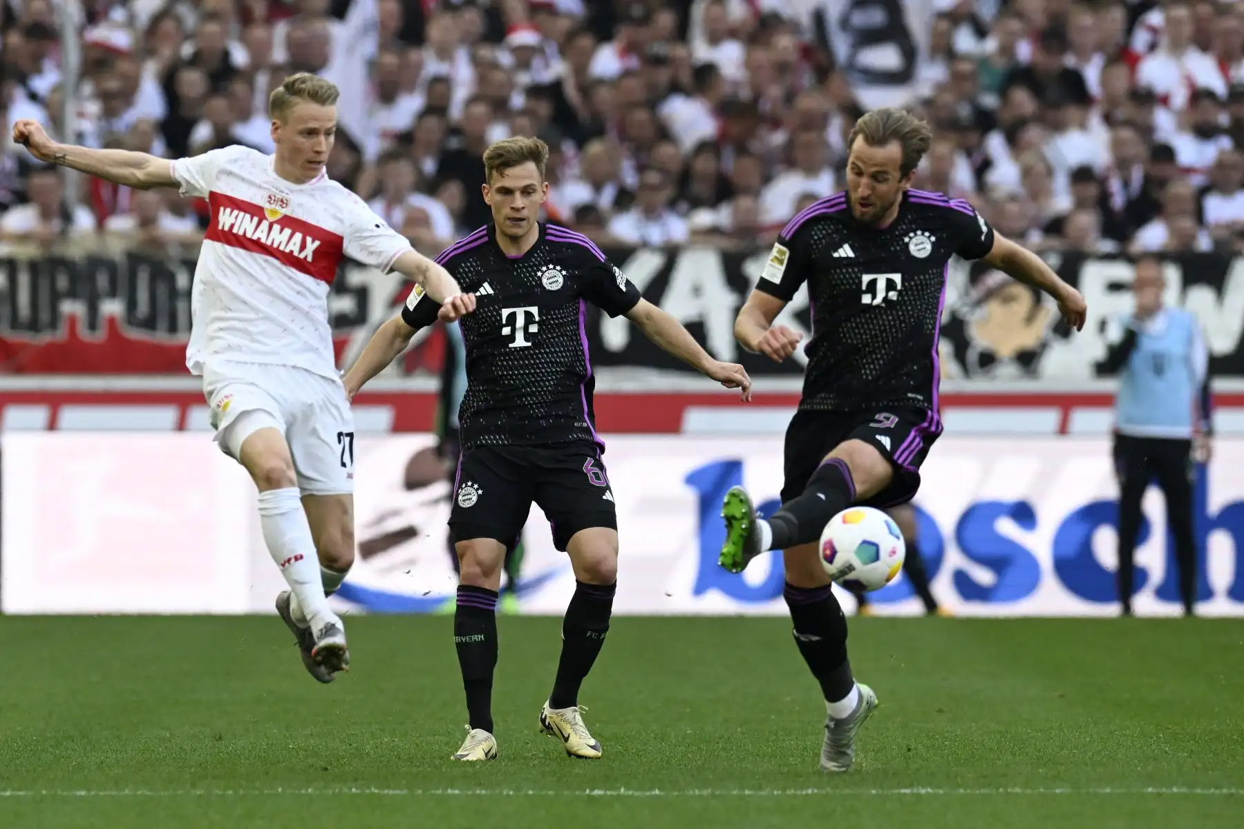 El centrocampista alemán del Stuttgart Chris Fuehrich compite por el balón con el centrocampista alemán del Bayern Munich  Joshua Kimmich y el delantero inglés del Bayern Munich Harry Kane durante el partido de fútbol de la primera división alemana de la Bundesliga entre el VfB Stuttgart y el FC Bayern Munich
Foto: ANDINA/AFP