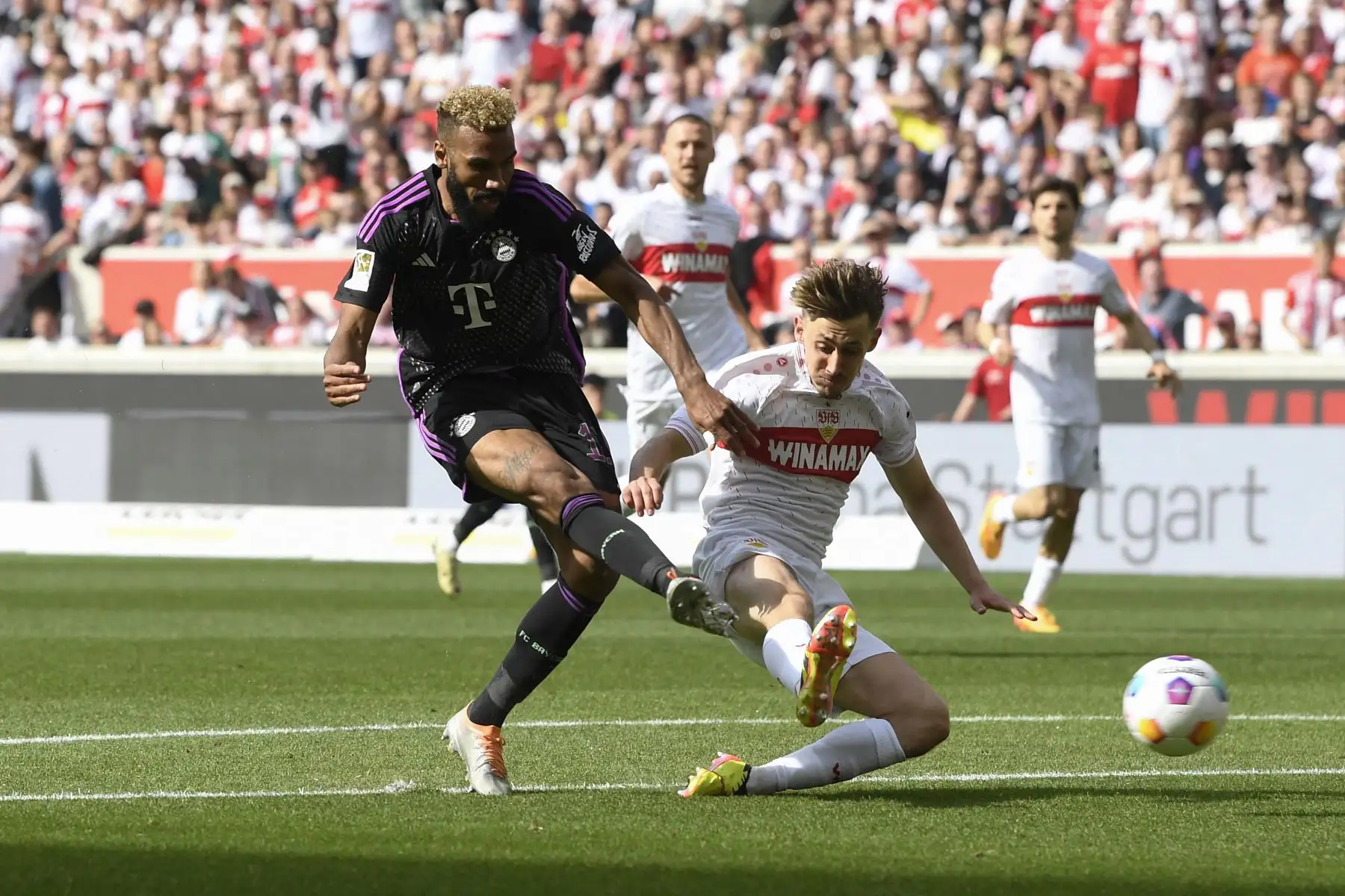El delantero camerunés del Bayern Munich Eric Maxim Choupo-Moting y el defensor suizo de Stuttgart Leonidas Stergiou compiten por el balón durante el partido de fútbol de la primera división alemana de la Bundesliga entre el VfB Stuttgart y el FC Bayern Munich. 
Foto: ANDINA/AFP