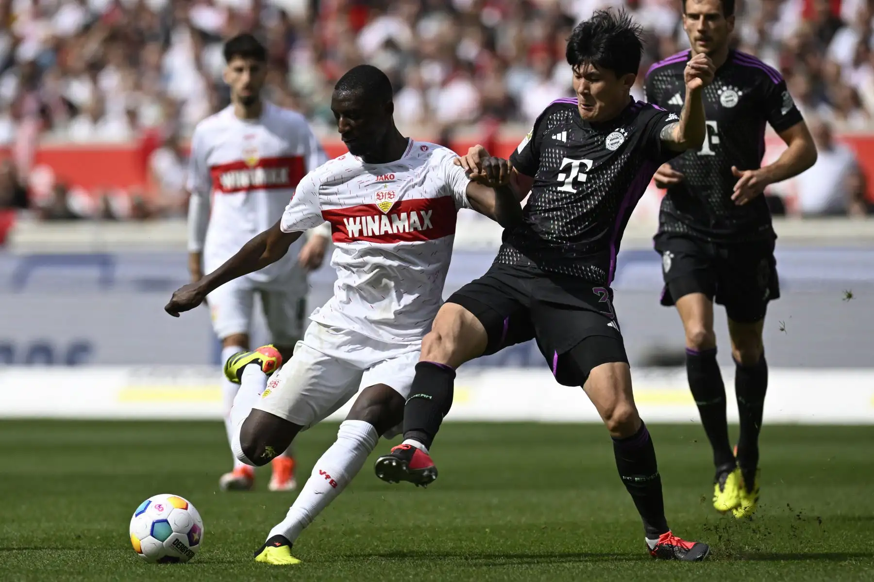 El delantero guineano del Stuttgart Serhou Guirassy  y el defensor surcoreano del Bayern Munich Kim Min-Jae compiten por el balón durante el partido de fútbol de la primera división alemana de la Bundesliga entre el VfB Stuttgart y el FC Bayern Munich.
 Foto: ANDINA/AFP