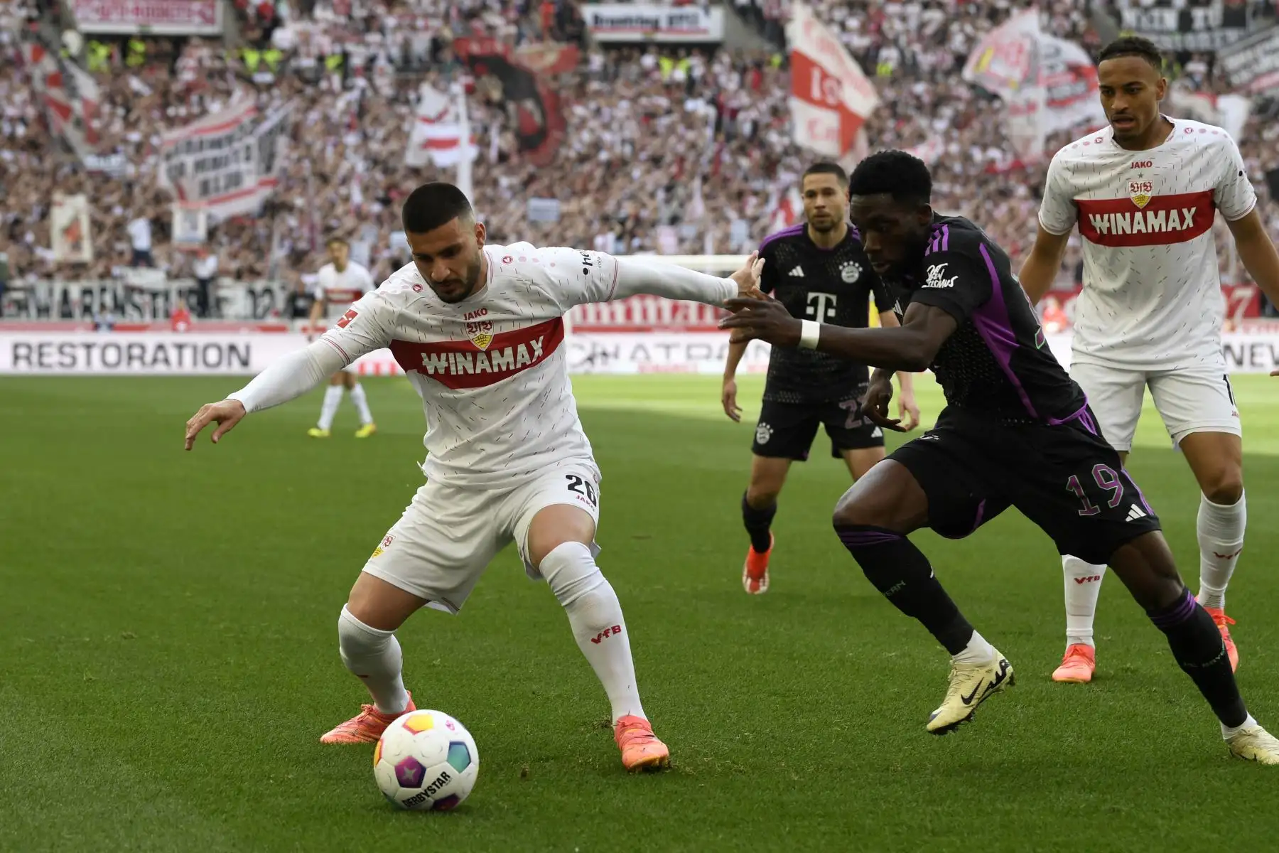 El delantero alemán de Stuttgart  Deniz Undav y el centrocampista canadiense del Bayern Munich Alphonso Davies compiten por el balón durante el partido de fútbol de la primera división alemana de la Bundesliga entre el VfB Stuttgart y el FC Bayern Munich. 
Foto: ANDINA/AFP
