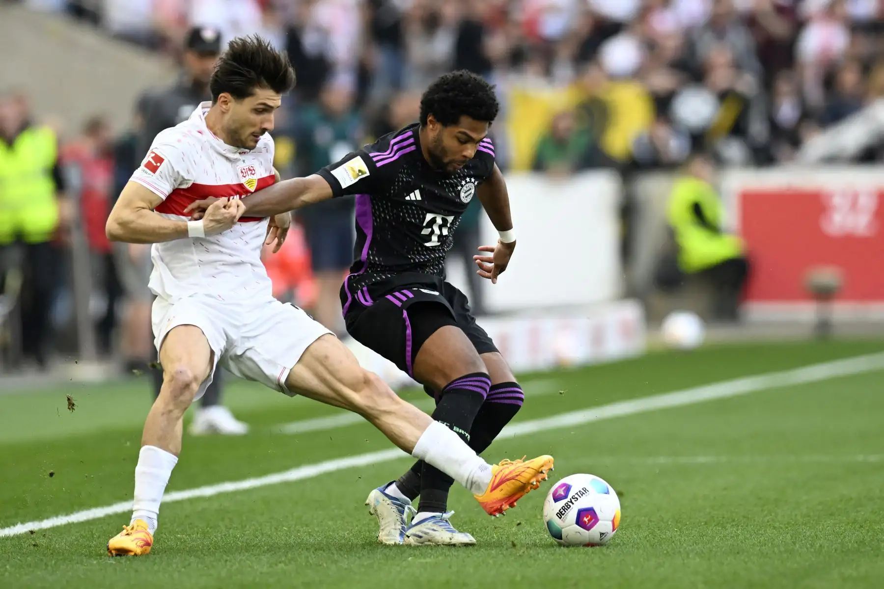 El defensor suizo de Stuttgart, Leonidas Stergiou, y el delantero alemán del Bayern Munich, Serge Gnabry, compiten por el balón durante el partido de fútbol de la primera división alemana de la Bundesliga entre el VfB Stuttgart y el FC Bayern Munich.  
Foto: ANDINA/AFP