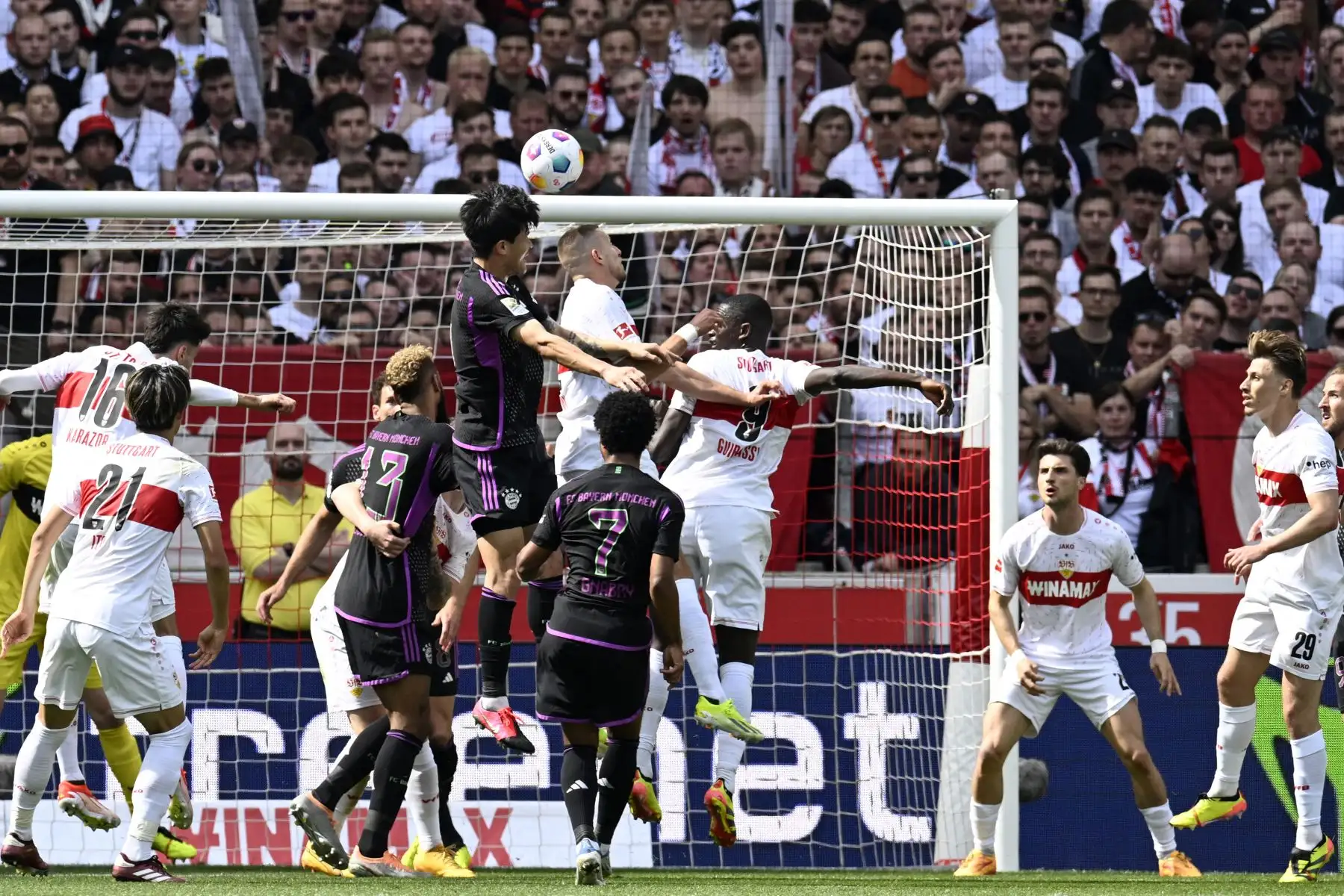 El defensor surcoreano del Bayern Munich Kim Min-Jae  y los jugadores del Bayern Munich saltan por el balón durante el partido de fútbol de la primera división alemana de la Bundesliga entre el VfB Stuttgart y el FC Bayern Munich.
Foto: ANDINA/AFP