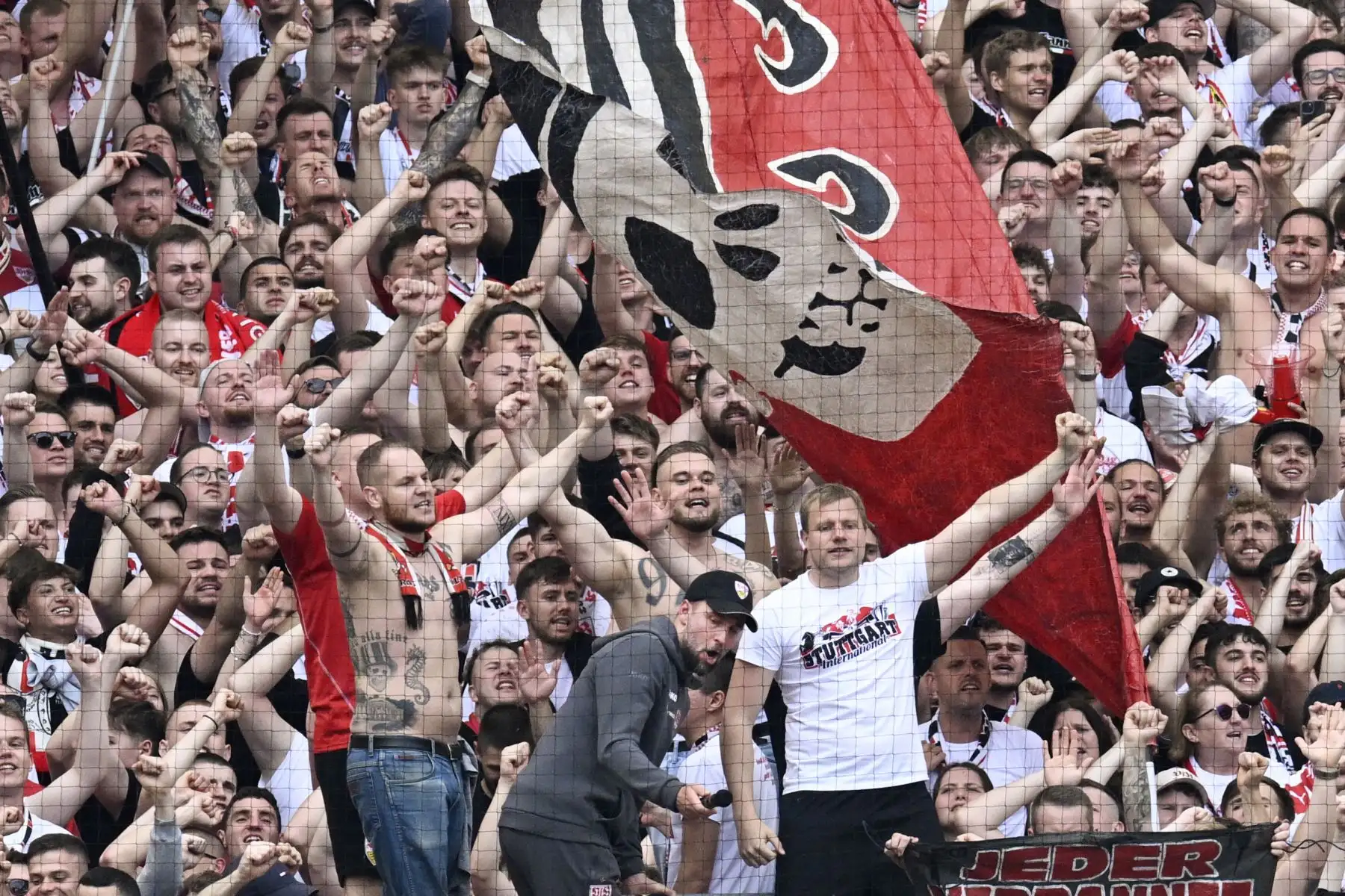 El entrenador alemán de Stuttgart, Sebastian Hoeness, celebra con los aficionados al final del partido de fútbol de la Bundesliga alemana de primera división entre el VfB Stuttgart y el FC Bayern Munich.
Foto: ANDINA/ AFP