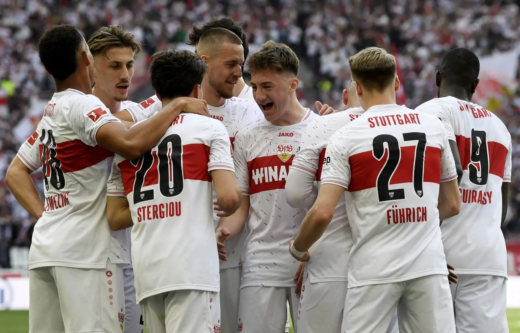 El defensor suizo de Stuttgart, Leonidas Stergiou, celebra marcar el primer gol de su equipo con los jugadores de Stuttgart durante el partido de fútbol de la primera división alemana de la Bundesliga entre el VfB Stuttgart y el FC Bayern Munich. 
Foto: ANDINA/AFP