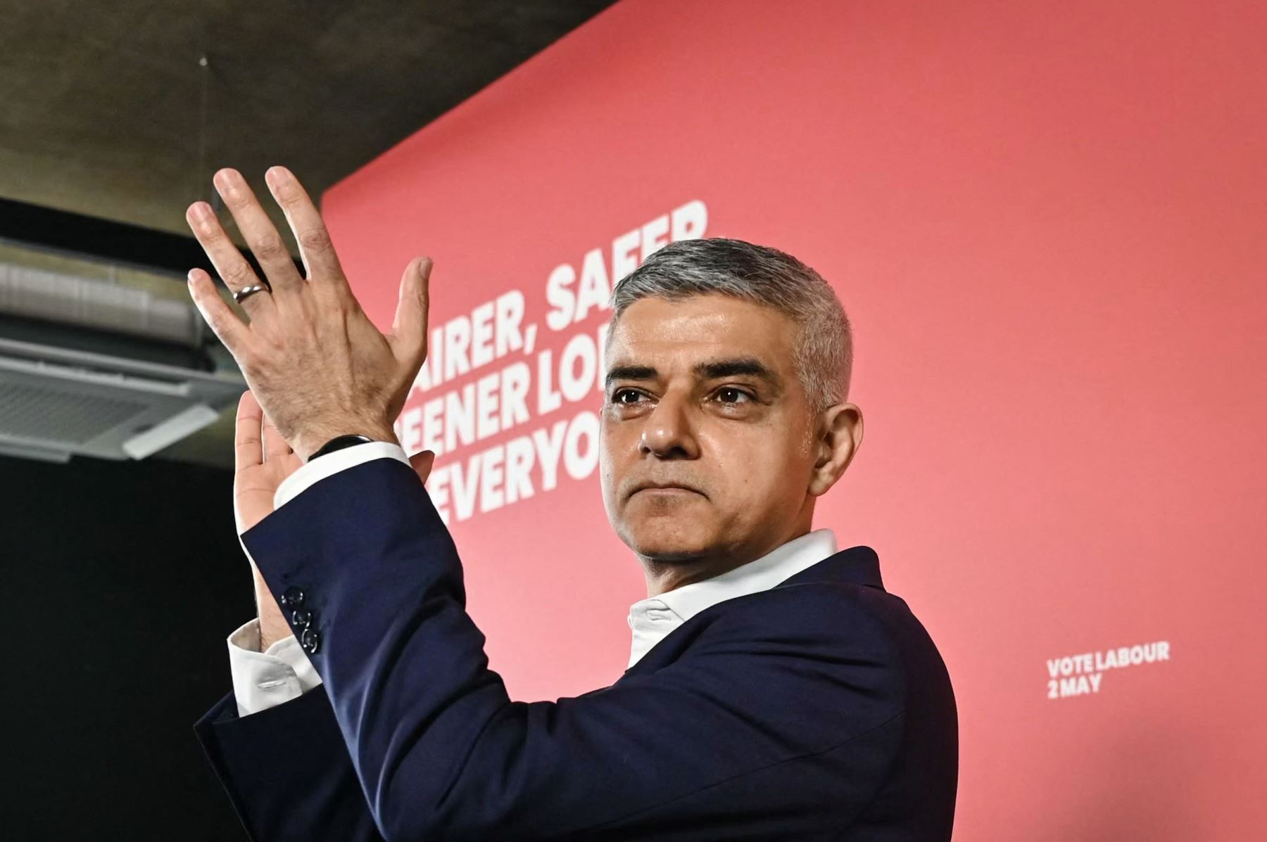El alcalde de Londres, Sadiq Khan, aplaude después de pronunciar un discurso en el escenario durante el lanzamiento de su manifiesto "Un Londres más justo, más seguro y más verde" en la Unidad del Distrito de Diseño, en Londres, el 18 de abril de 2024, como parte de su campaña política para el Elecciones para alcalde de Londres del 2 de mayo. Foto: AFP