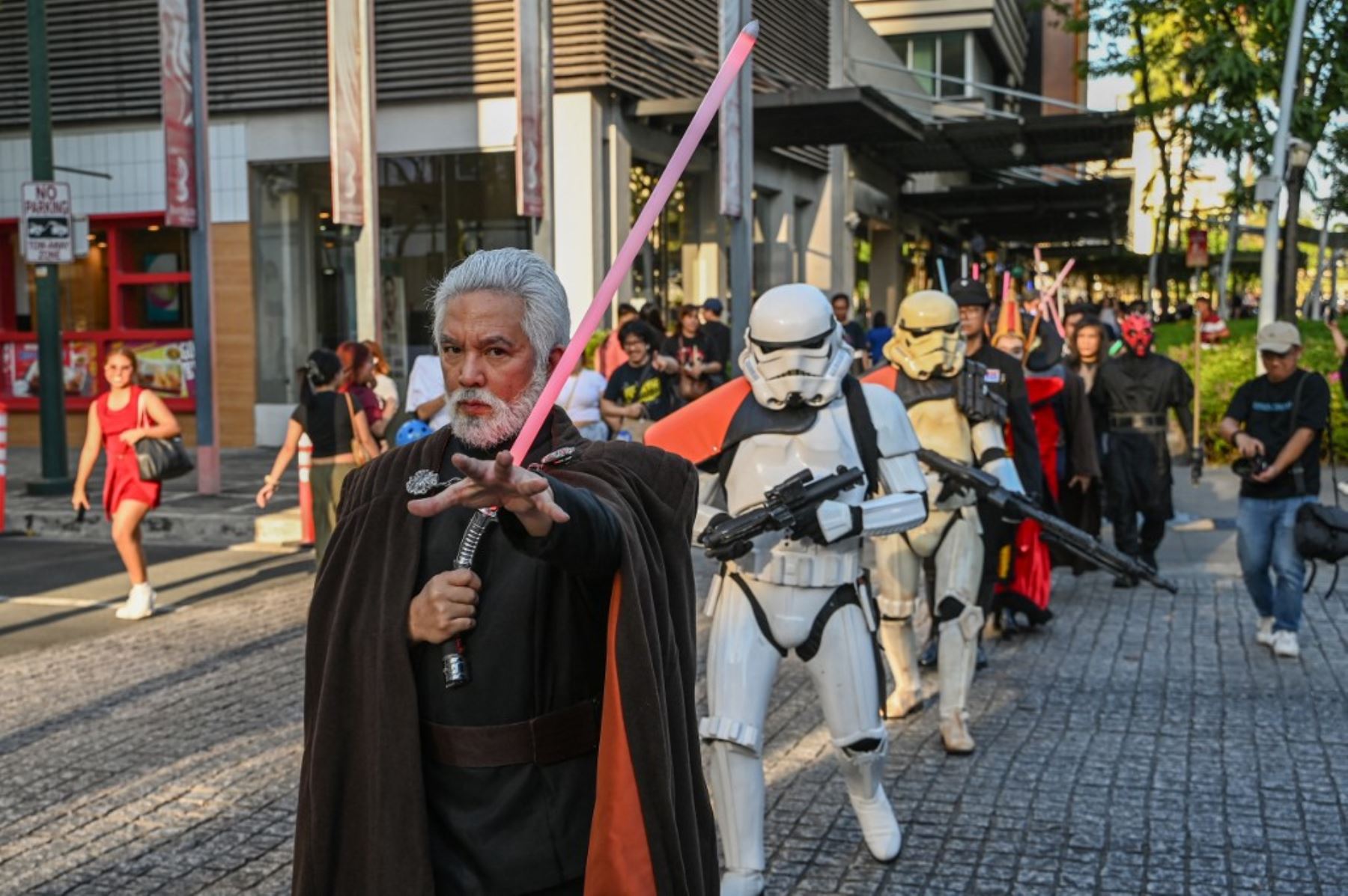 Fanáticos de Star Wars vestidos con disfraces de la película participan en un desfile mientras celebran el Día de Star Wars en Manila el 4 de mayo de 2024. Foto: AFP