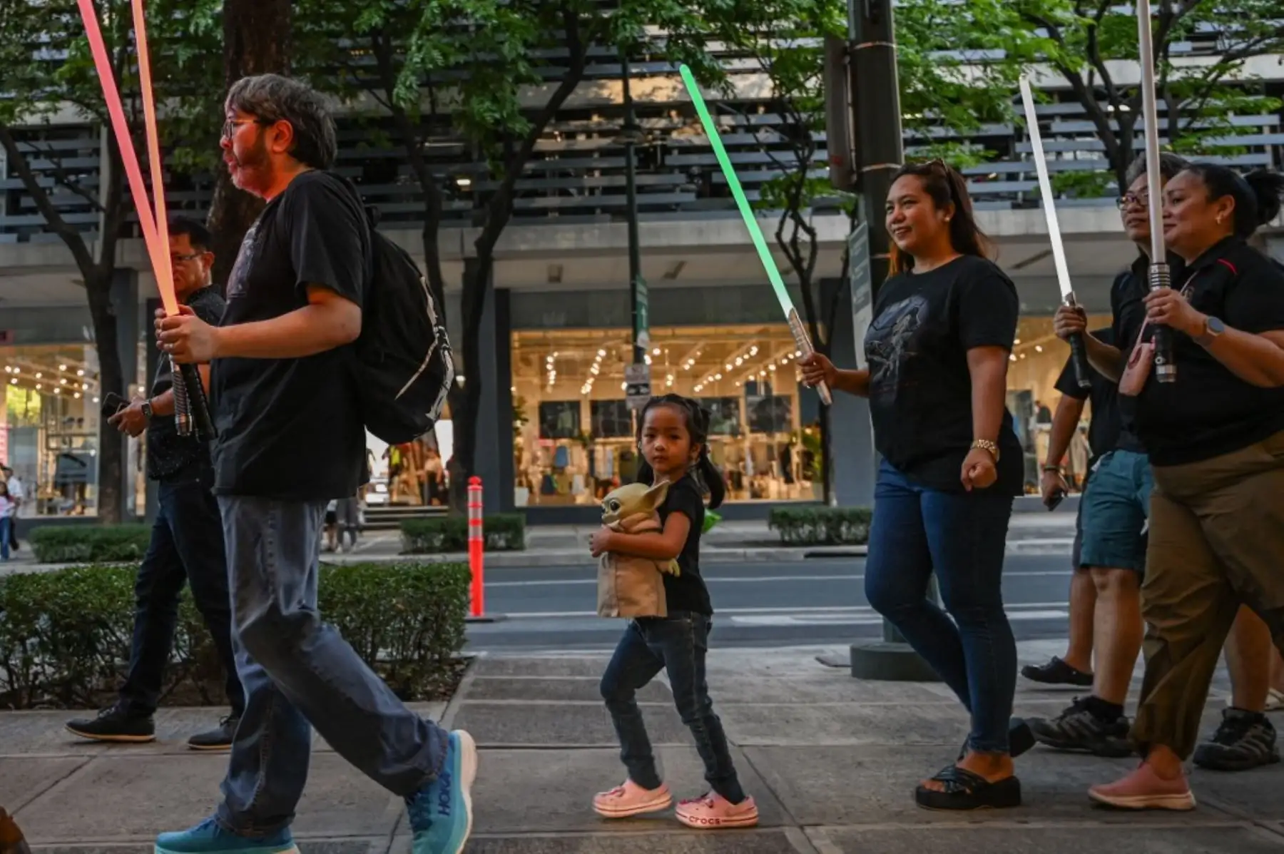 Un niño con un juguete Yoda participa en un desfile para celebrar el Día de Star Wars en Manila el 4 de mayo de 2024. Foto: AFP