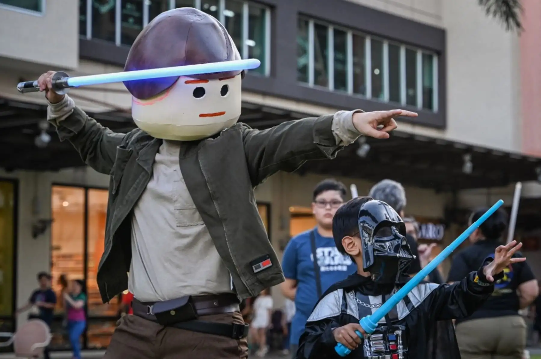 Fanáticos de Star Wars vestidos con disfraces de la película participan en un desfile mientras celebran el Día de Star Wars en Manila el 4 de mayo de 2024. Foto: AFP