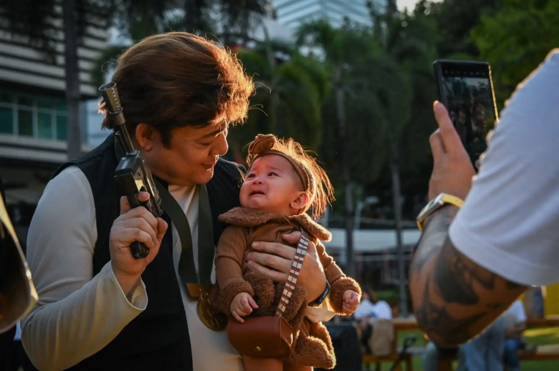Fanáticos de Star Wars vestidos con disfraces de la película participan en un desfile mientras celebran el Día de Star Wars en Manila el 4 de mayo de 2024. Foto: AFP