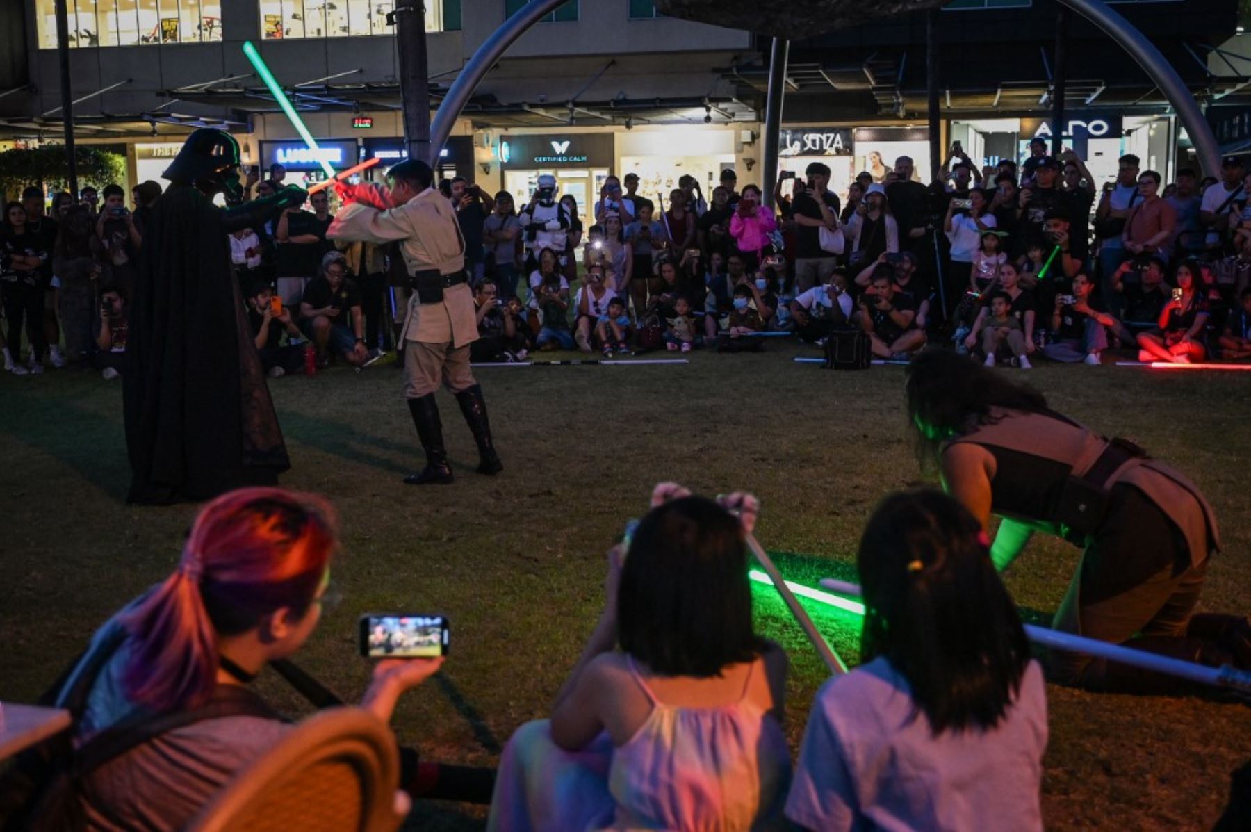 Los fanáticos de Star Wars recrean una escena de la película mientras celebran el Día de Star Wars en Manila el 4 de mayo de 2024. Foto: AFP