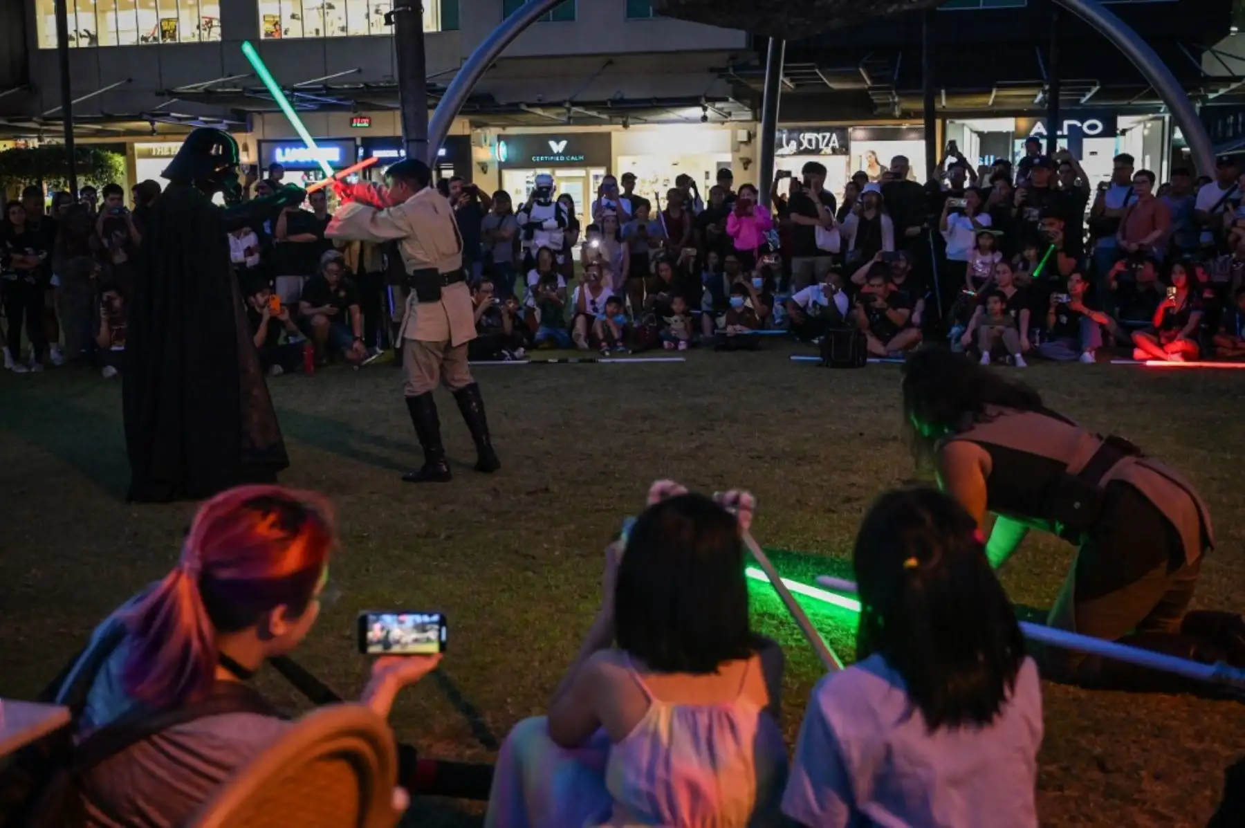 Los fanáticos de Star Wars recrean una escena de la película mientras celebran el Día de Star Wars en Manila el 4 de mayo de 2024. Foto: AFP
