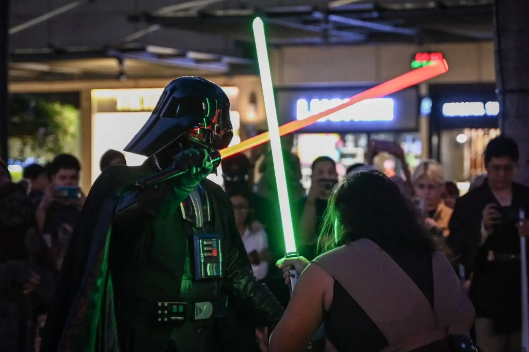 Los fanáticos de Star Wars juegan con sables de luz mientras celebran el Día de Star Wars en Manila el 4 de mayo de 2024. Foto: AFP