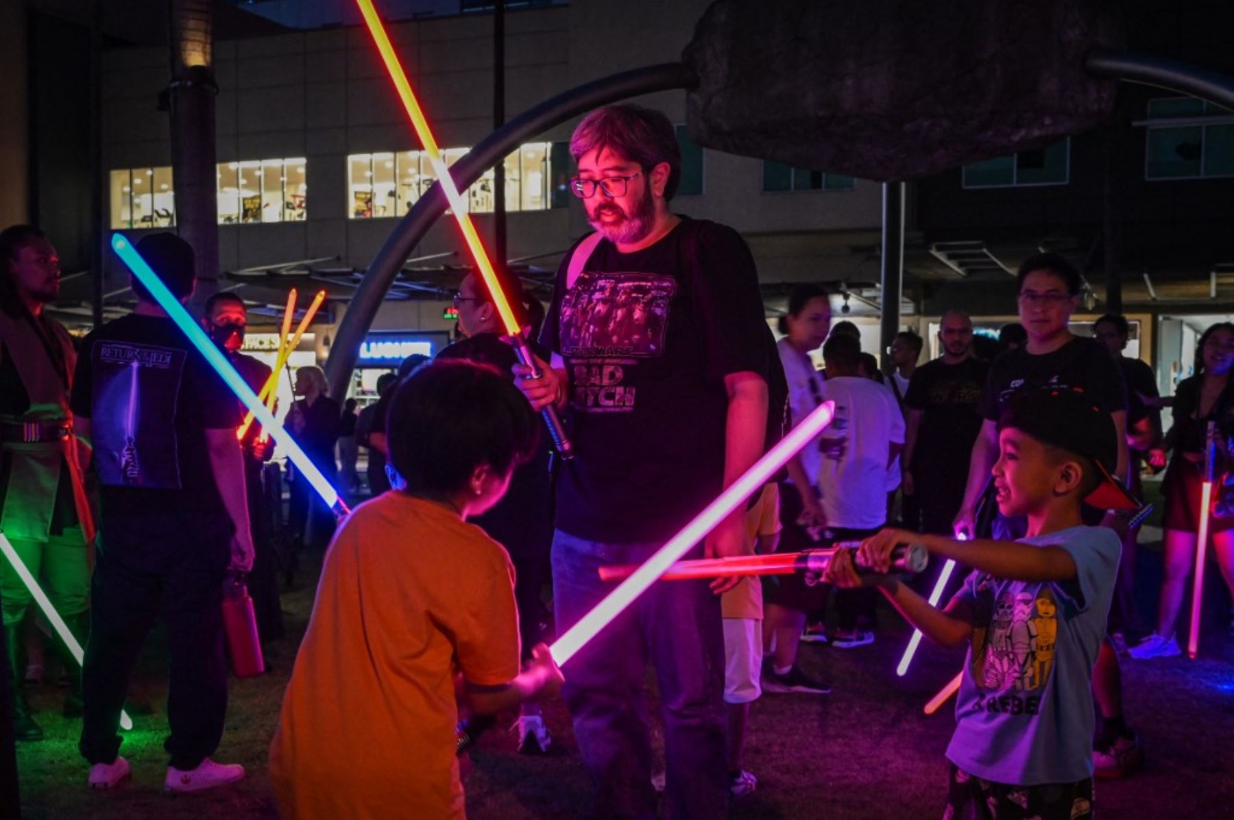 Fanáticos de Star Wars juegan con sables de luz mientras celebran el Día de Star Wars en Manila, Filipinas, el 4 de mayo de 2024. Foto: AFP