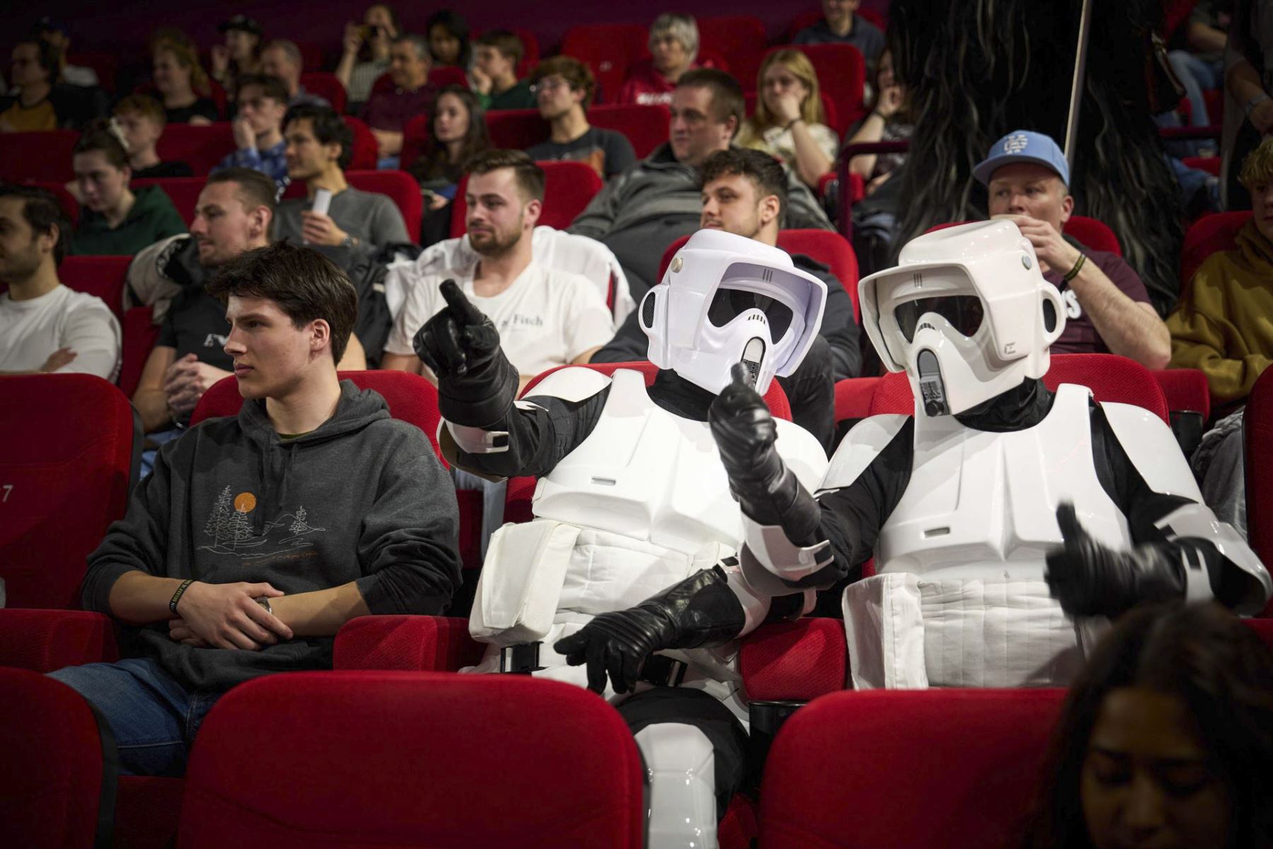 Fanáticos de Star Wars vestidos como soldados de asalto en un cine en La Haya, Países Bajos. En varios cines se llevará a cabo un maratón de 24 horas con las nueve partes oficiales de la serie Star Wars. Foto: AFP