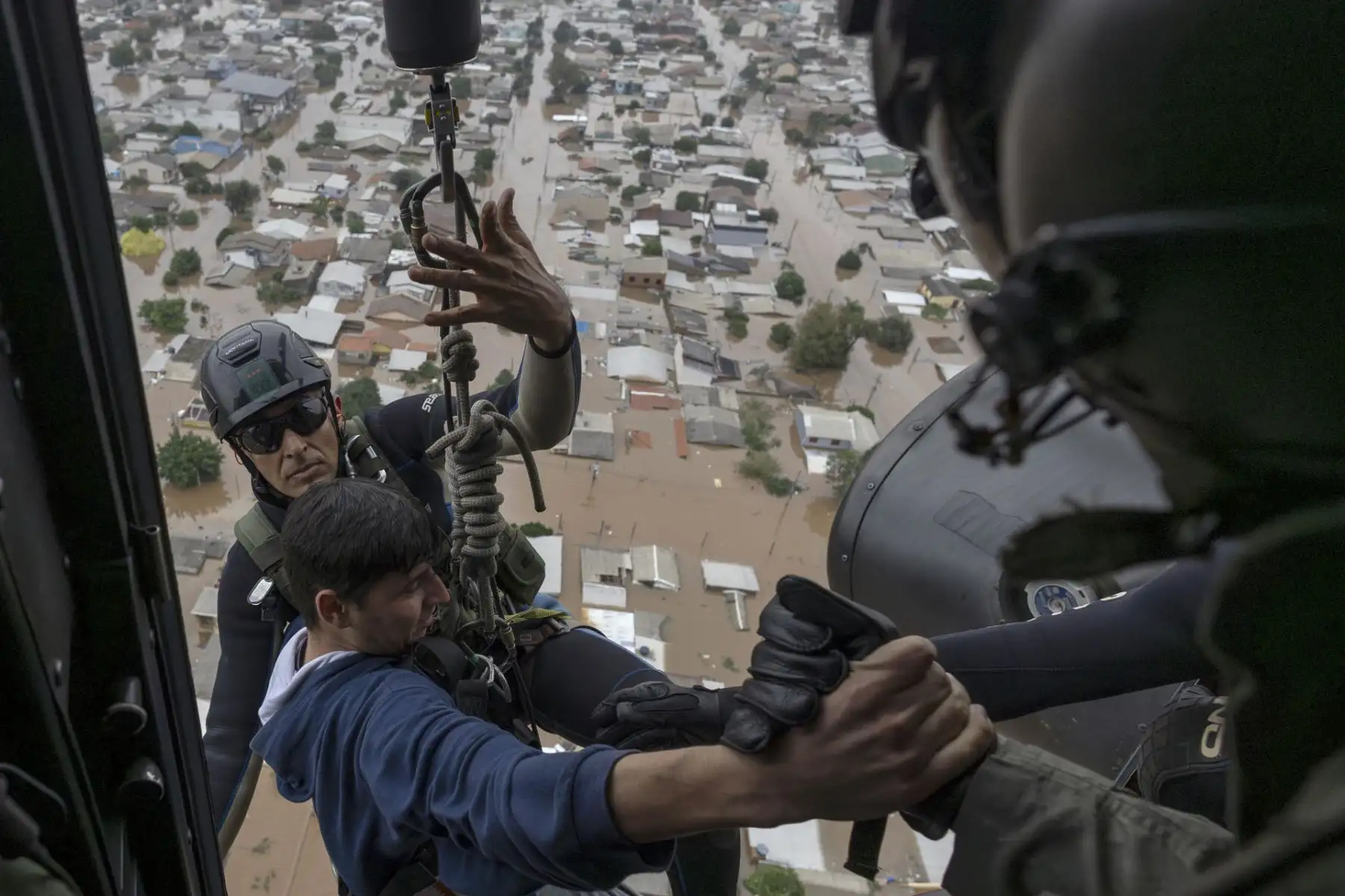 Personal del ejercito brasileño rescata a un hombre en Canoas, región metropolitana de Porto Alegre, Canoas (Brasil). Según el último balance del Gobierno de Rio Grande do Sul, cuya capital es Porto Alegre, las inundaciones han provocado la muerte de 57 personas en el estado, a las que se suma otra víctima en el vecino estado de Santa Catarina. Además, en Rio Grande do Sul hay 67 desaparecidos, así como 32.640 personas que han tenido que dejar sus casas para irse a vivir con parientes y amigos y otra