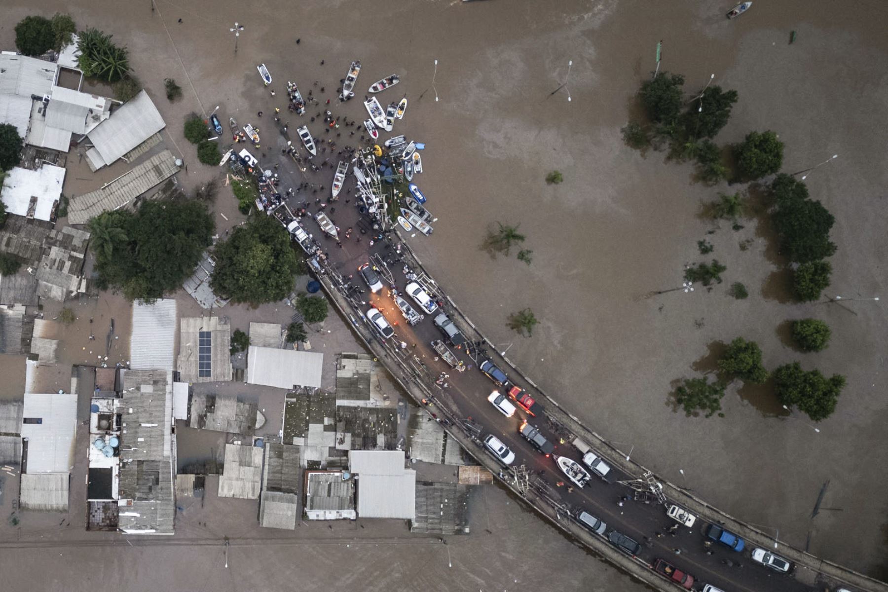 Fotografía aérea realizada con un dron donde se muestra la inundación de la ciudad de Canoas este sábado, región metropolitana de Porto Alegre, Canoas, (Brasil). La región metropolitana de Porto Alegre, la ciudad más importante del sur de Brasil, tenía barrios enteros bajo las aguas este sábado por las históricas inundaciones que han causado al menos 56 muertos y 74 desaparecidos desde el comienzo de la semana EFE/ Isaac Fontana