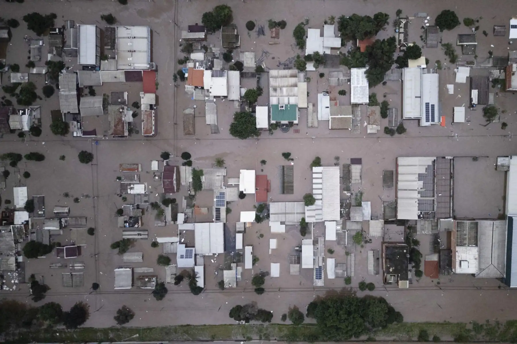 Fotografía aérea realizada con un dron donde se muestra la inundación de la ciudad de Canoas este sábado, región metropolitana de Porto Alegre, Canoas, (Brasil). La región metropolitana de Porto Alegre, la ciudad más importante del sur de Brasil, tenía barrios enteros bajo las aguas este sábado por las históricas inundaciones que han causado al menos 56 muertos y 74 desaparecidos desde el comienzo de la semana EFE/ Isaac Fontana