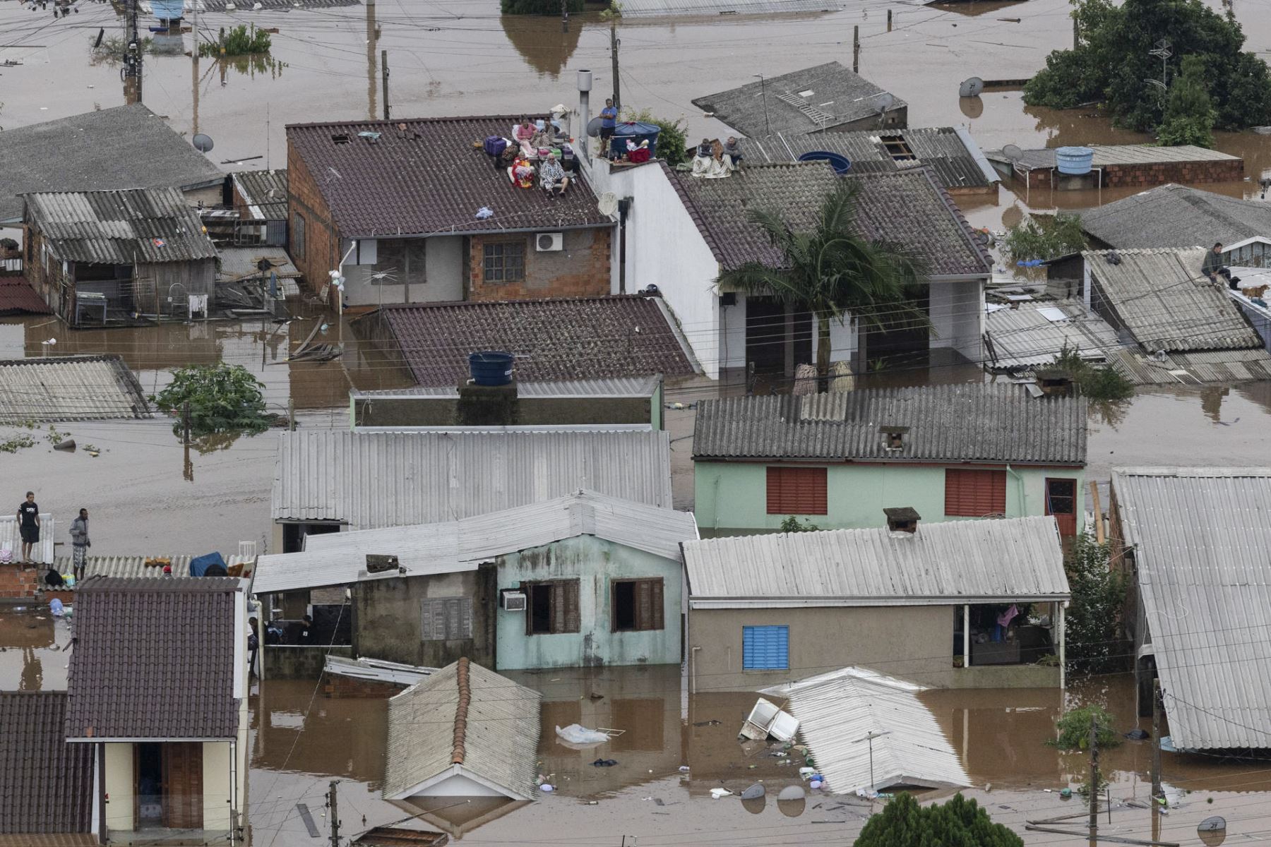 Personas esperan ayuda en el techo de su casa durante una operación de rescate del ejército brasileño junto con los bomberos en Canoas (Brasil), región metropolitana de Porto Alegre, Canoas (Brasil). Según el último balance del Gobierno de Rio Grande do Sul, cuya capital es Porto Alegre, las inundaciones han provocado la muerte de 57 personas en el estado, a las que se suma otra víctima en el vecino estado de Santa Catarina. Además, en Rio Grande do Sul hay 67 desaparecidos, así como 32.640 persona