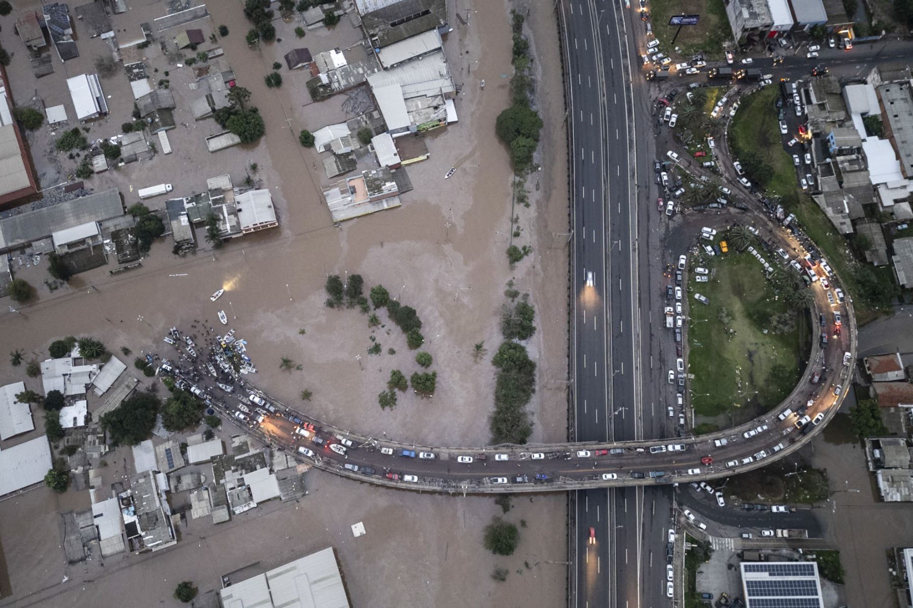Fotografía aérea realizada con un dron donde se muestra la inundación de la ciudad de Canoas este sábado, región metropolitana de Porto Alegre, Canoas, (Brasil). La región metropolitana de Porto Alegre, la ciudad más importante del sur de Brasil, tenía barrios enteros bajo las aguas este sábado por las históricas inundaciones que han causado al menos 56 muertos y 74 desaparecidos desde el comienzo de la semana EFE/ Isaac Fontana