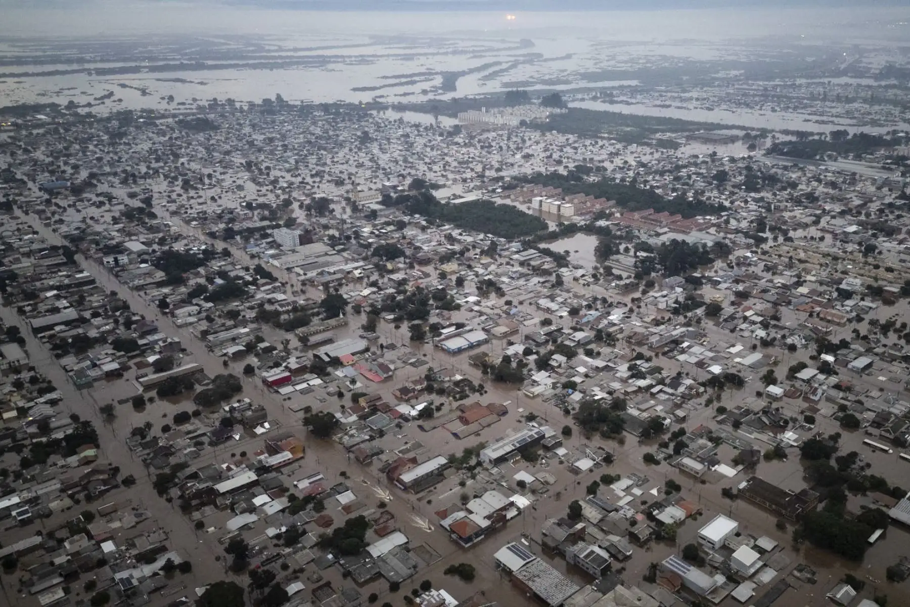 Fotografía aérea realizada con un dron donde se muestra la inundación de la ciudad de Canoas este sábado, región metropolitana de Porto Alegre, Canoas, (Brasil). La región metropolitana de Porto Alegre, la ciudad más importante del sur de Brasil, tenía barrios enteros bajo las aguas este sábado por las históricas inundaciones que han causado al menos 56 muertos y 74 desaparecidos desde el comienzo de la semana EFE/ Isaac Fontana