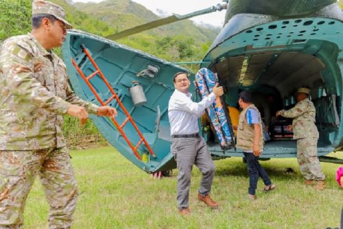 El gobernador regional de Lambayeque, Jorge Pérez, llegó a Cañaris en la víspera y entregó los bienes a la población perjudicada por las fuertes precipitaciones pluviales.