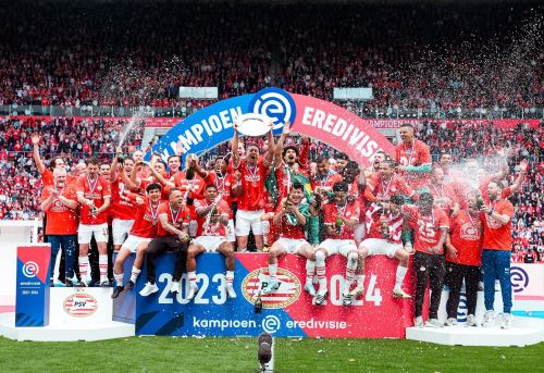 El PSV Eindhoven levanta su título y desata la fiesta con sus hinchas