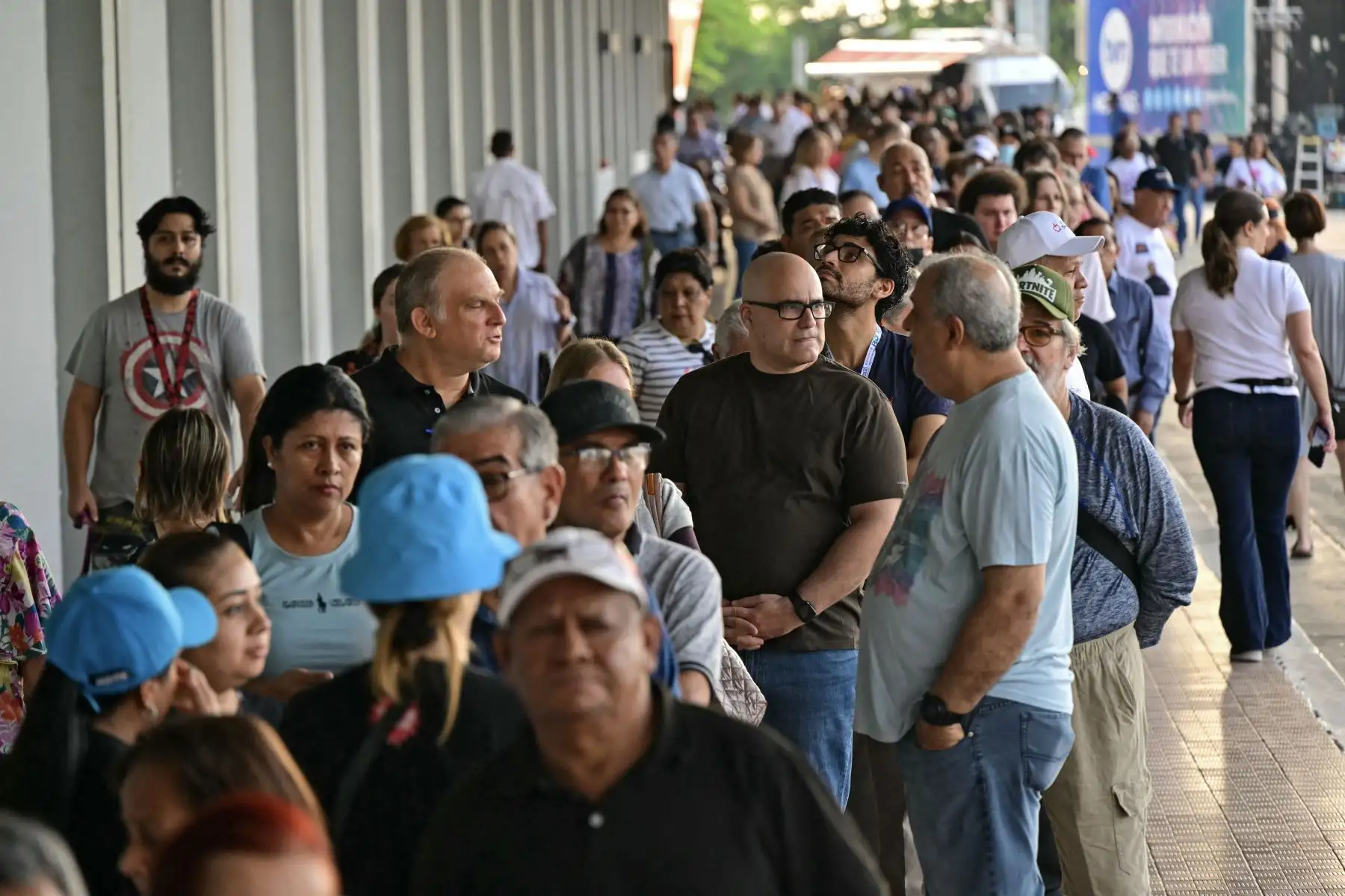 Los votantes hacen cola en un colegio electoral ubicado en el Centro de Convenciones Atlapa en la ciudad de Panamá el 5 de mayo de 2024, durante las elecciones presidenciales de Panamá. Foto. ANDINA/AFP