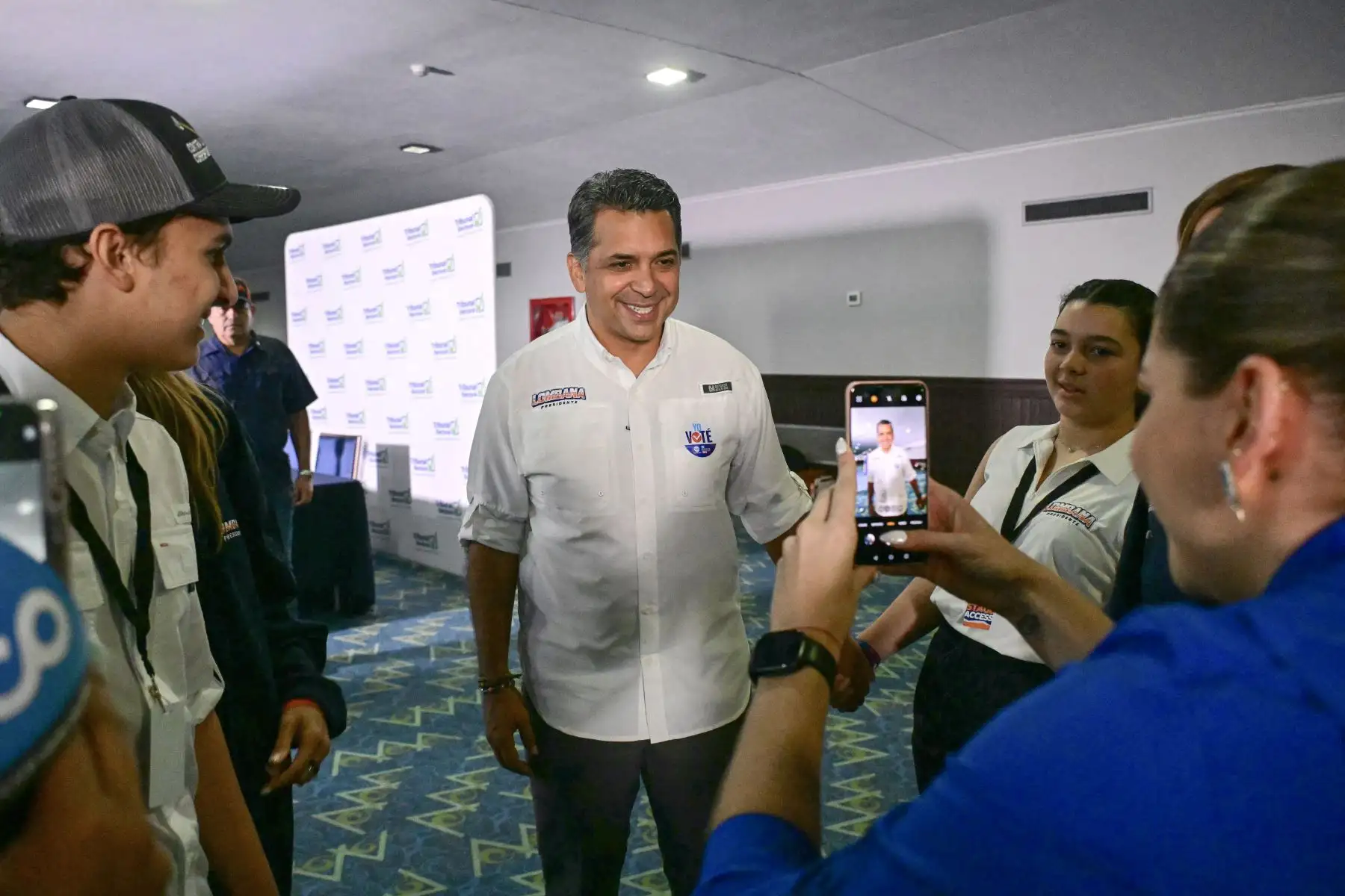 El candidato presidencial de Panamá por el partido Otro Camino, Ricardo Lombana, posa para una fotografía después de votar en el Centro de Convenciones Atlapa en la Ciudad de Panamá, durante las elecciones presidenciales de Panamá. Foto: ANDINA/AFP