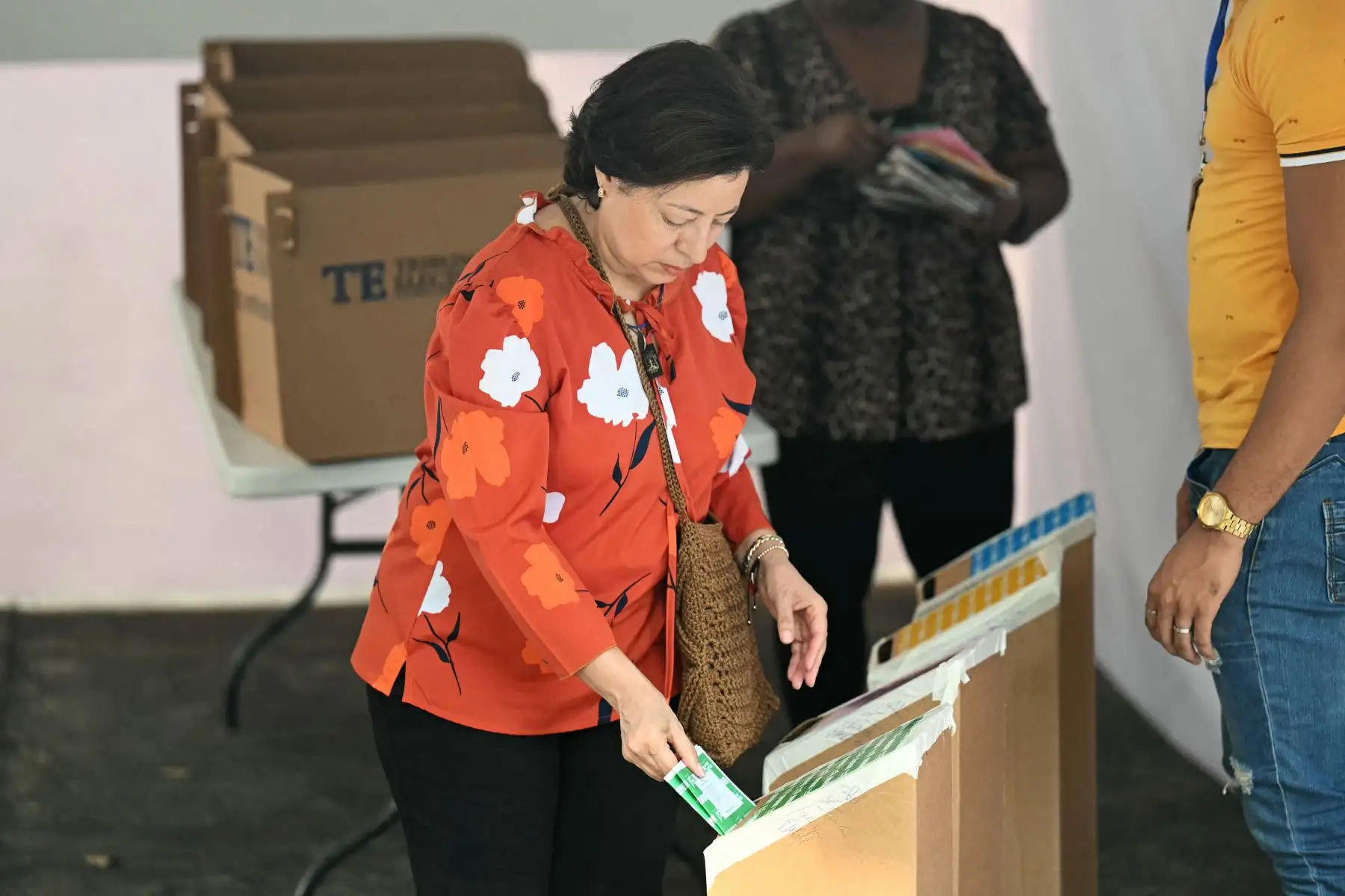 Una mujer vota en un colegio electoral en Ancón, al oeste de la ciudad de Panamá, durante las elecciones presidenciales de Panamá. Foto: ANDINA/AFP
