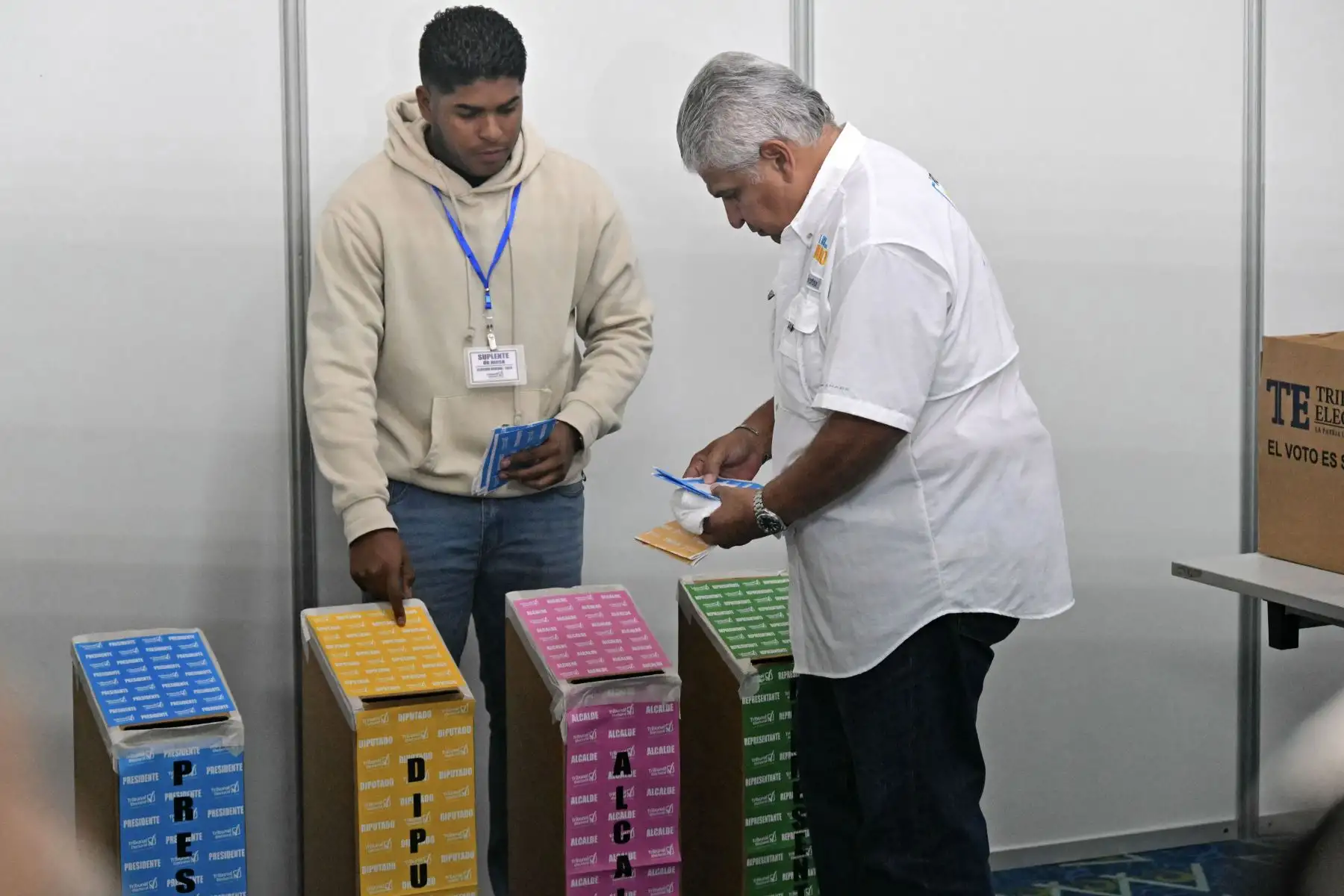 El candidato presidencial de Panamá por el partido Realizando Metas, José Raúl Mulino, vota en un colegio electoral en el Centro de Convenciones Atlapa en la Ciudad de Panamá, durante las elecciones presidenciales de Panamá. Foto: ANDINA/AFP