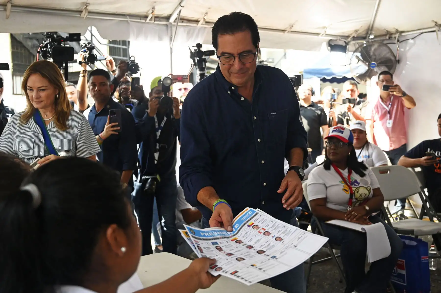 El ex presidente de Panamá  y candidato presidencial por el Partido Popular, Martín Torrijos, recibe las papeletas antes de emitir su voto en un colegio electoral en Ancón, al oeste de la ciudad de Panamá. Foto: ANDINA/AFP