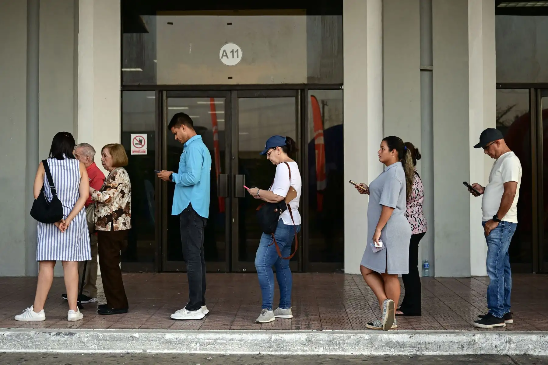 Los votantes hacen cola en un colegio electoral ubicado en el Centro de Convenciones Atlapa en la ciudad de Panamá, durante las elecciones presidenciales de Panamá. Foto: ANDINA/AFP