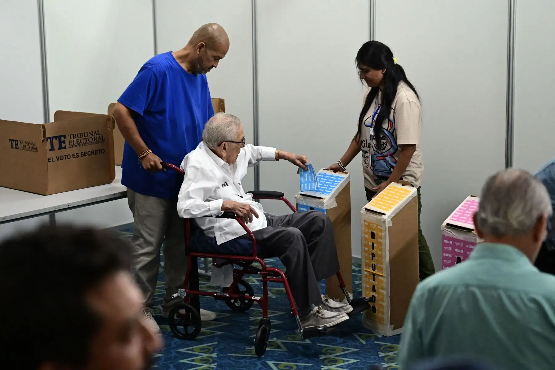 Un hombre en silla de ruedas emite su voto en un colegio electoral ubicado en el Centro de Convenciones Atlapa en la Ciudad de Panamá, durante las elecciones presidenciales de Panamá. Foto: ANDINA/AFP