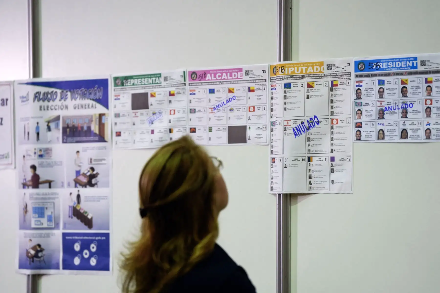Una mujer espera para emitir su voto en un colegio electoral en la ciudad de Panamá, durante las elecciones presidenciales de Panamá. Foto: ANDINA/AFP