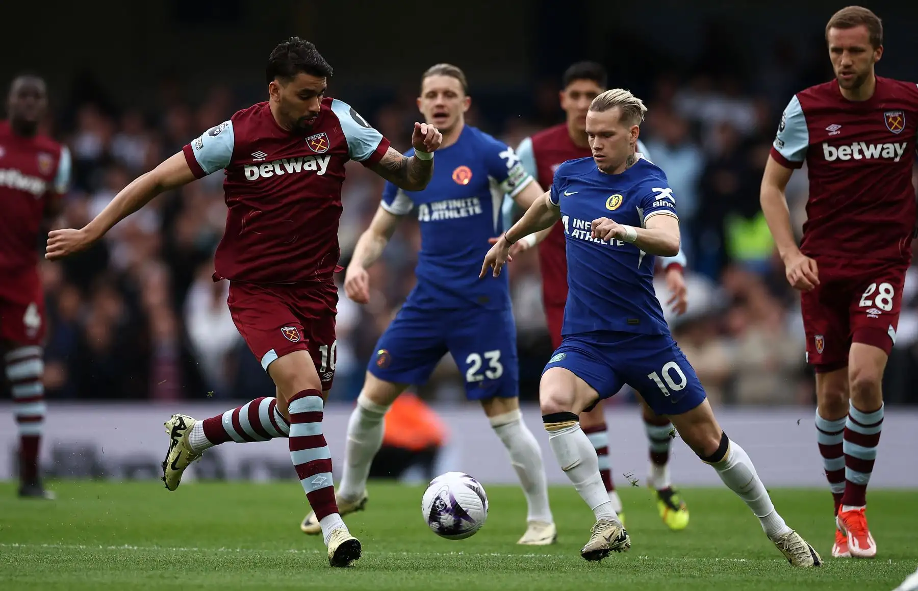 El centrocampista ucraniano del Chelsea Mykhailo Mudryk compite con el centrocampista brasileño del West Ham United  Lucas Paqueta durante el partido de fútbol de la Premier League inglesa entre Chelsea y West Ham United. 
Foto: ANDINA/AFP