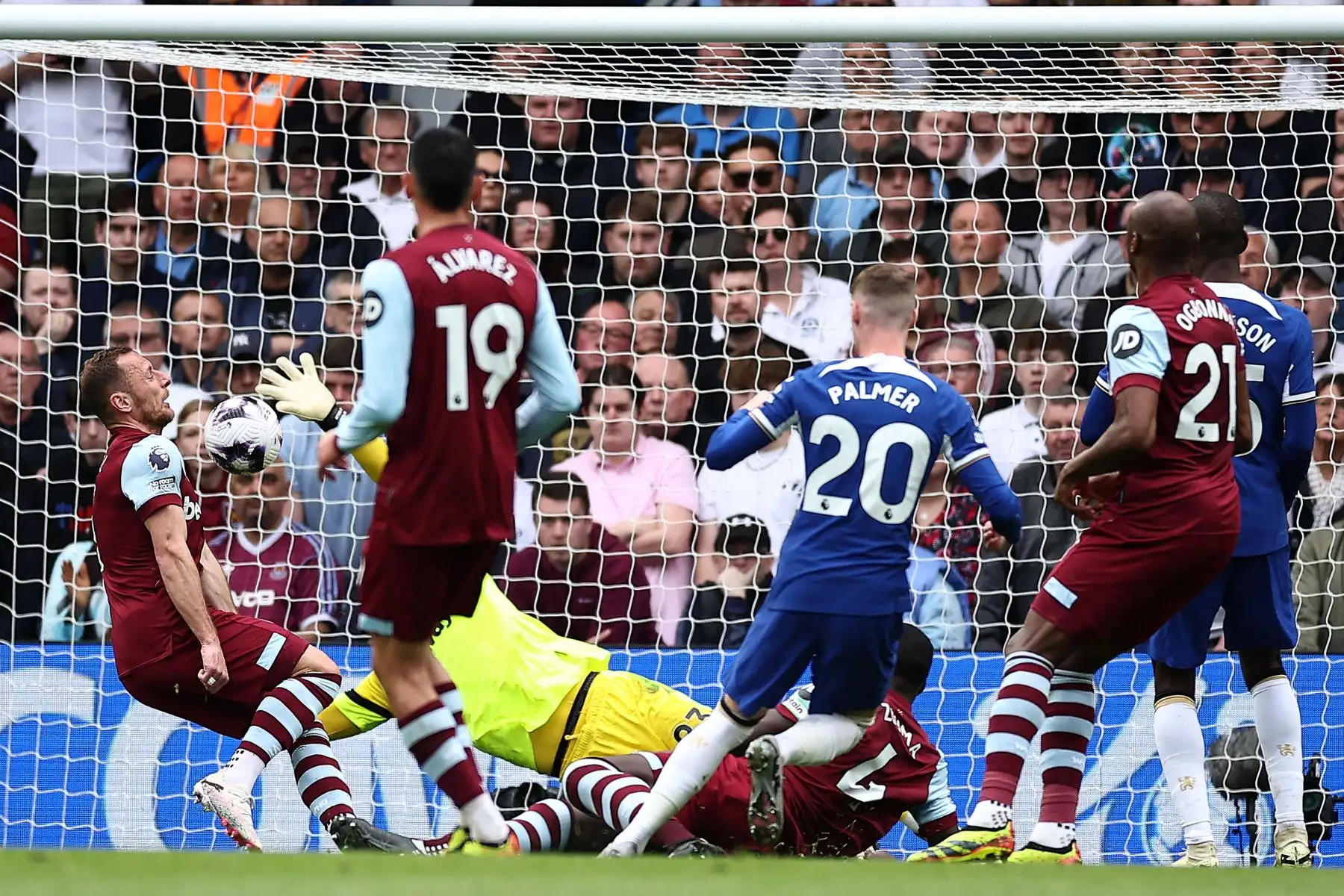 El portero francés del West Ham United, Alphonse Areola, concede el gol inicial del centrocampista inglés Cole Palmer del Chelsea durante el partido de fútbol de la Premier League inglesa entre Chelsea y West Ham United. Foto: ANDINA/AFP