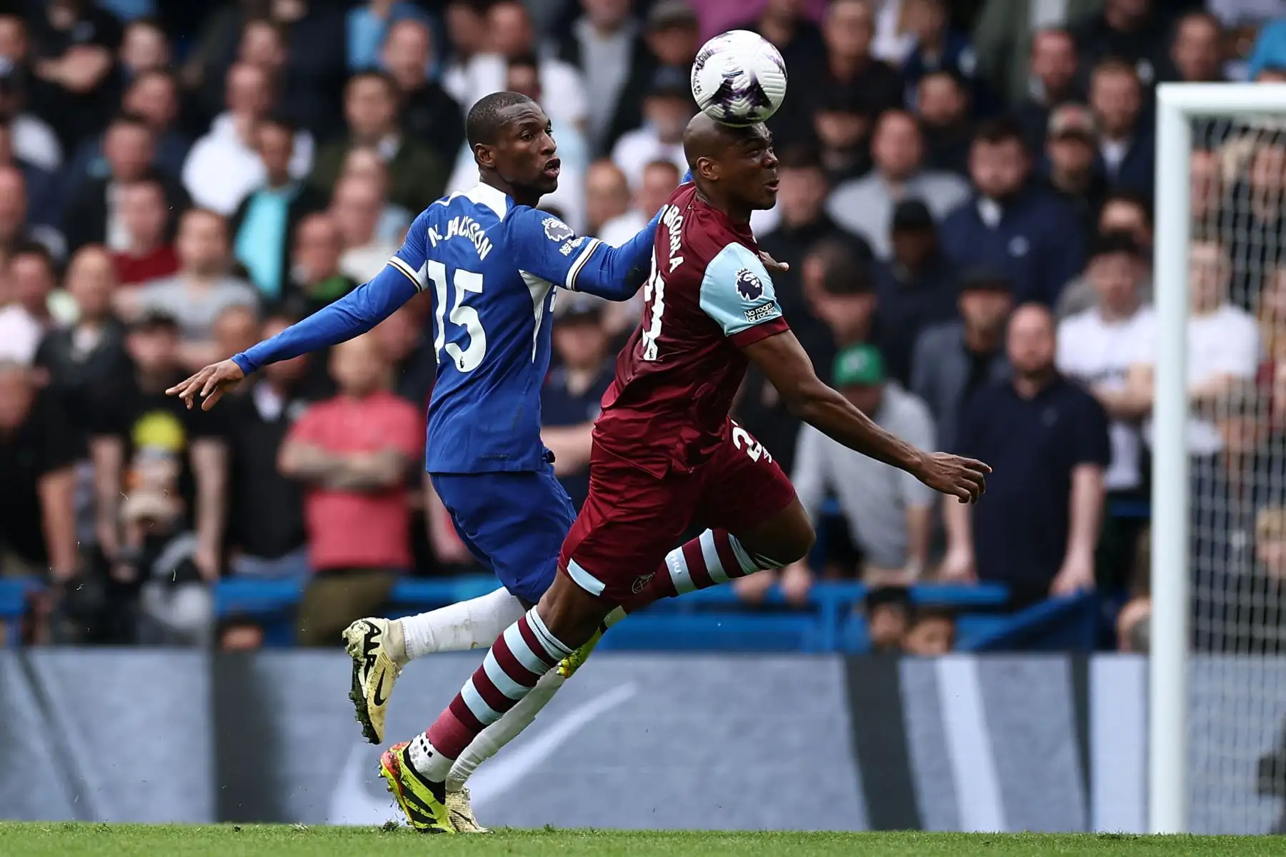 El defensor italiano del West Ham United Angelo Ogbonna defiende un cruce del delantero senegalés del Chelsea Nicolas Jackson durante el partido de fútbol de la Premier League inglesa entre Chelsea y West Ham United.  
Foto: ANDINA/AFP