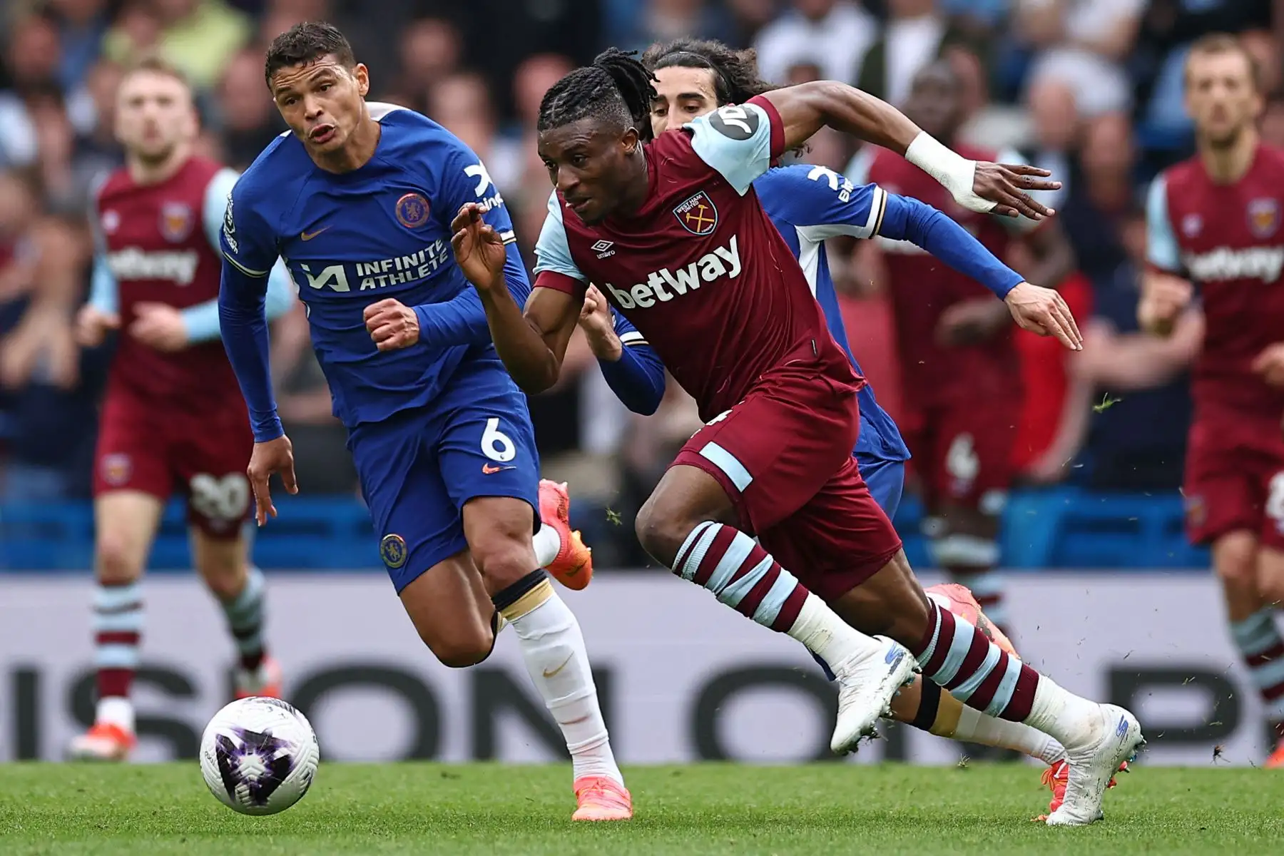 El defensor brasileño del Chelsea Thiago Silva  compite con el centrocampista ghanés del West Ham United Mohammed Kudus durante el partido de fútbol de la Premier League inglesa entre Chelsea y West Ham United. Foto: ANDINA/AFP
